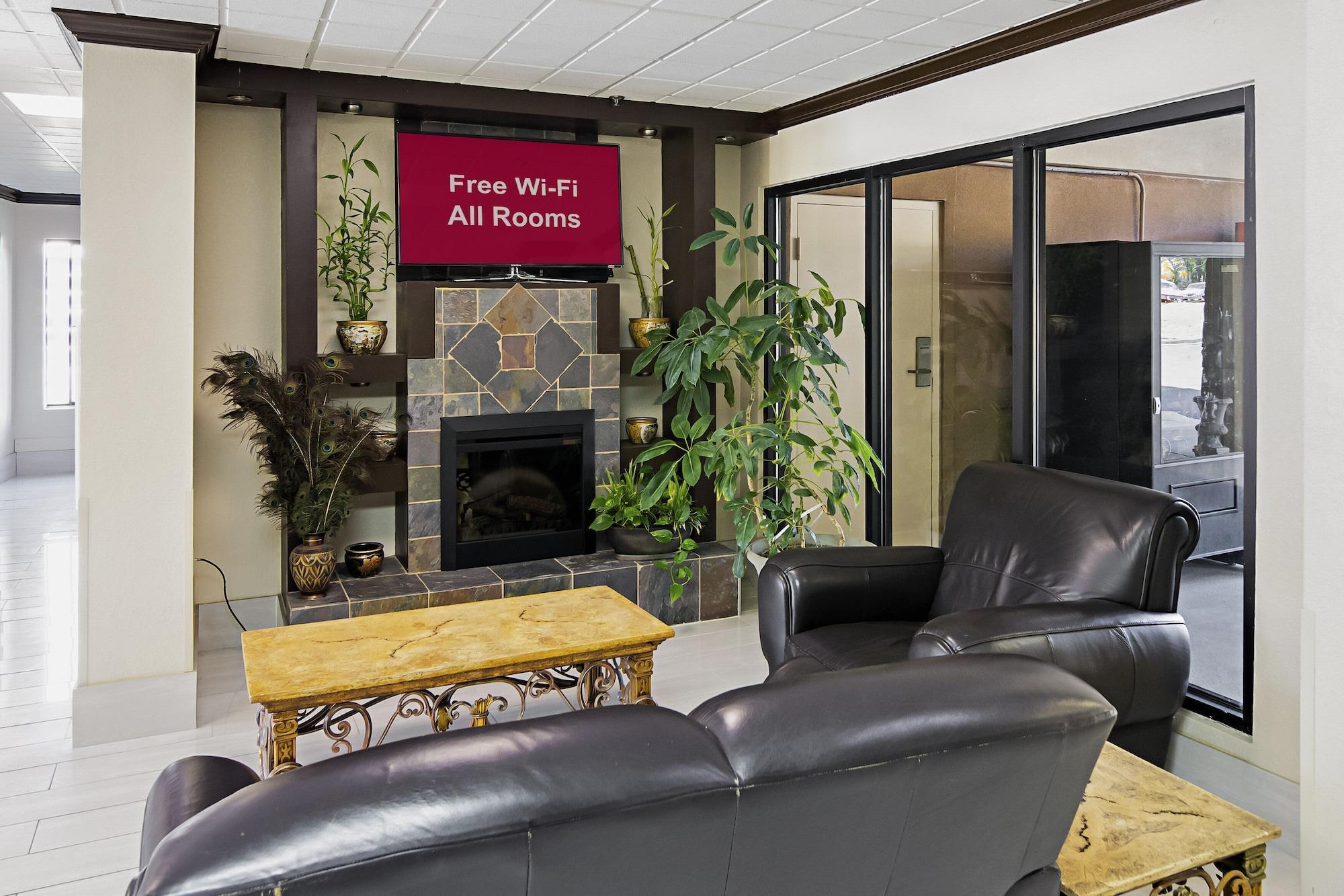 Vista Lobby Red Roof Inn & Suites Fayetteville - Fort Bragg