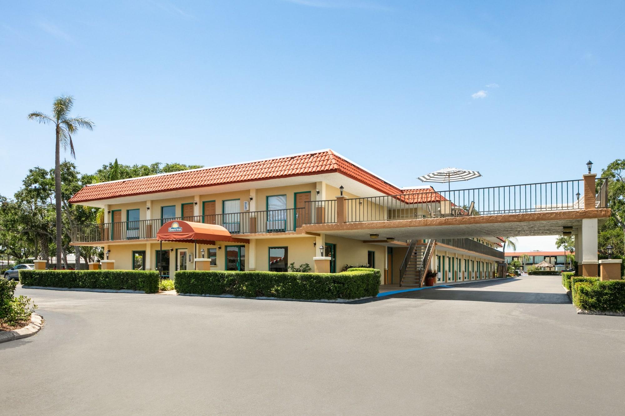 Vista Exterior Days Inn by Wyndham Clearwater/Gulf to Bay