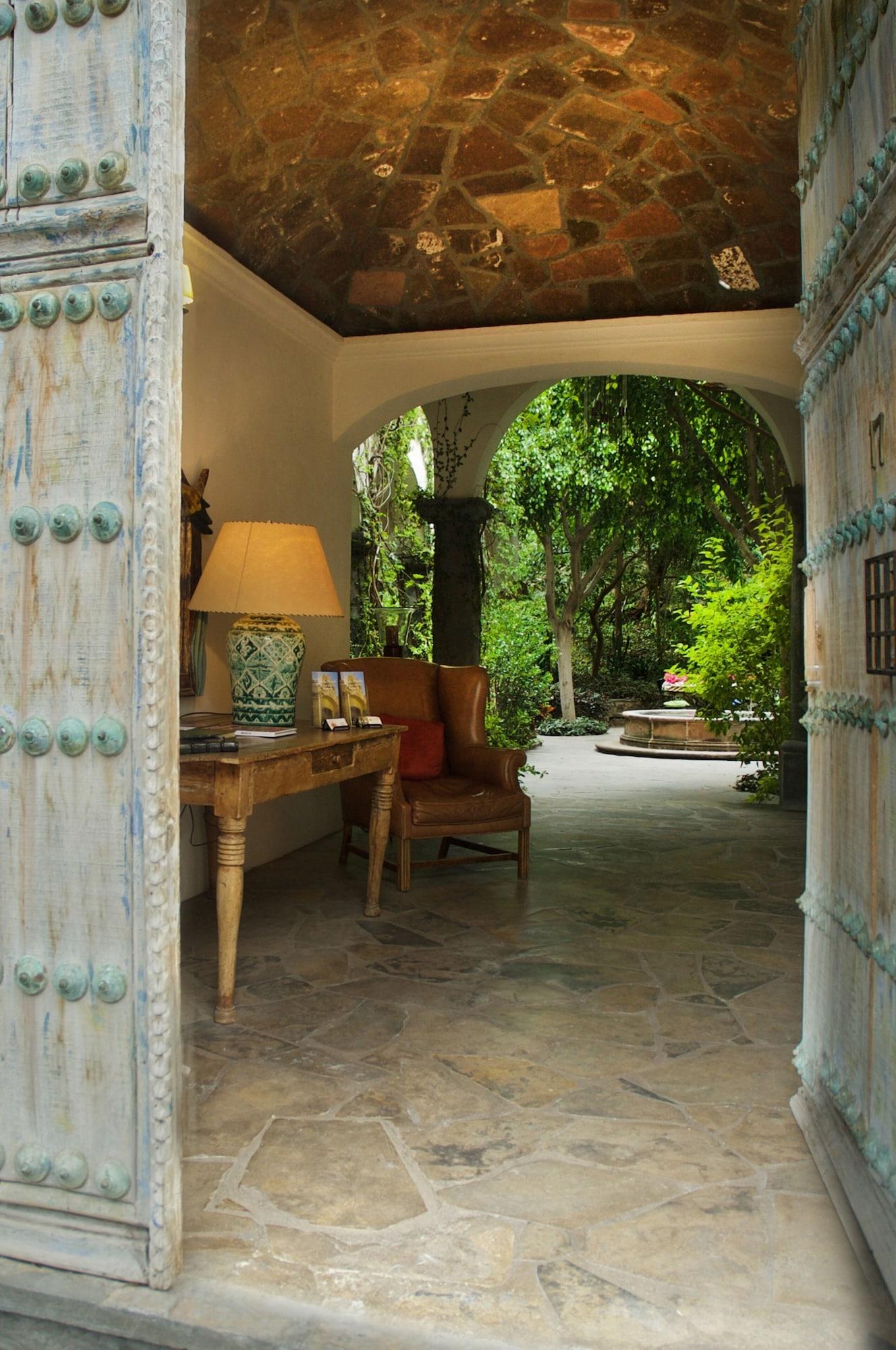 Vista Lobby Casa Mision de San Miguel