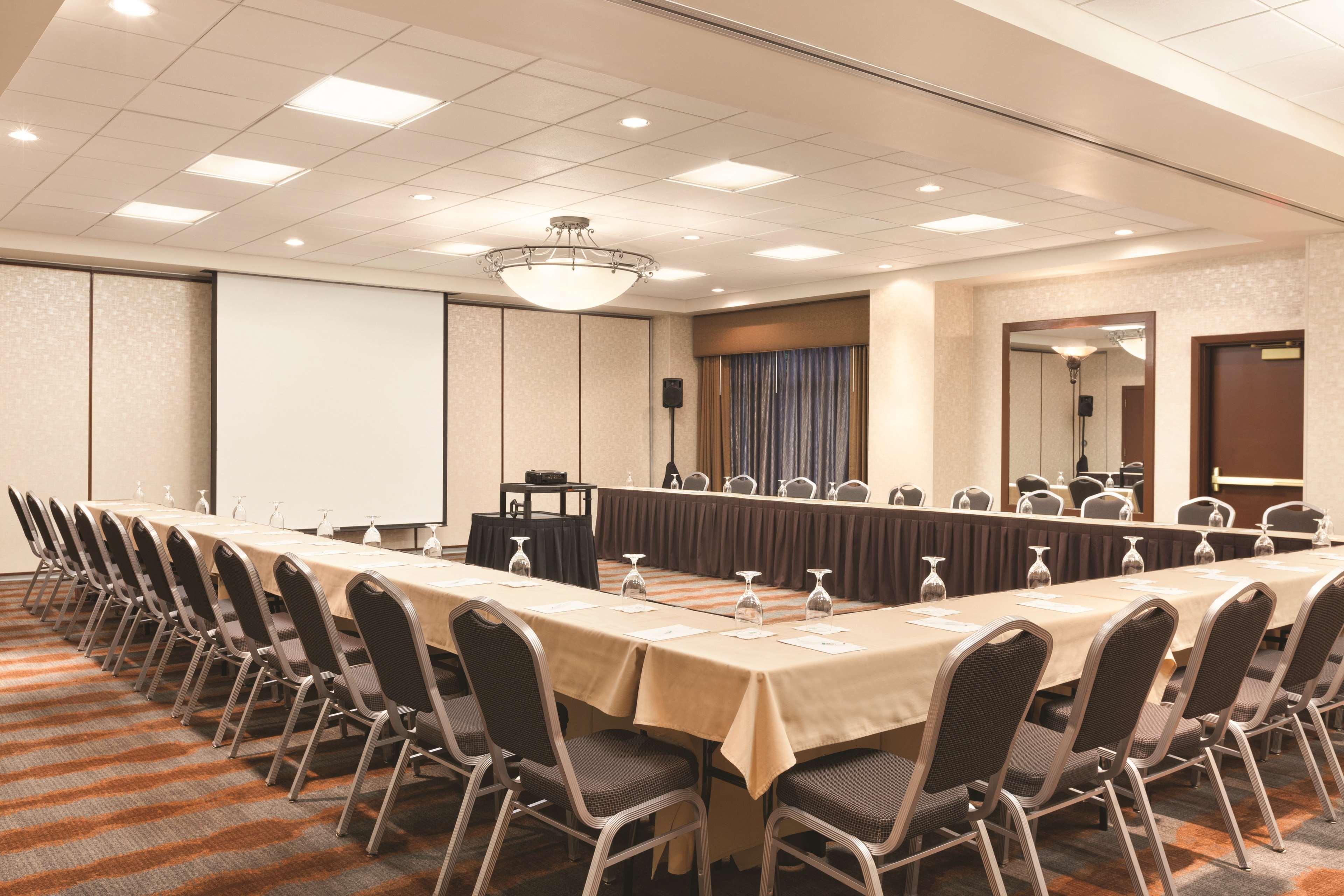 Restaurant Embassy Suites Louisville East