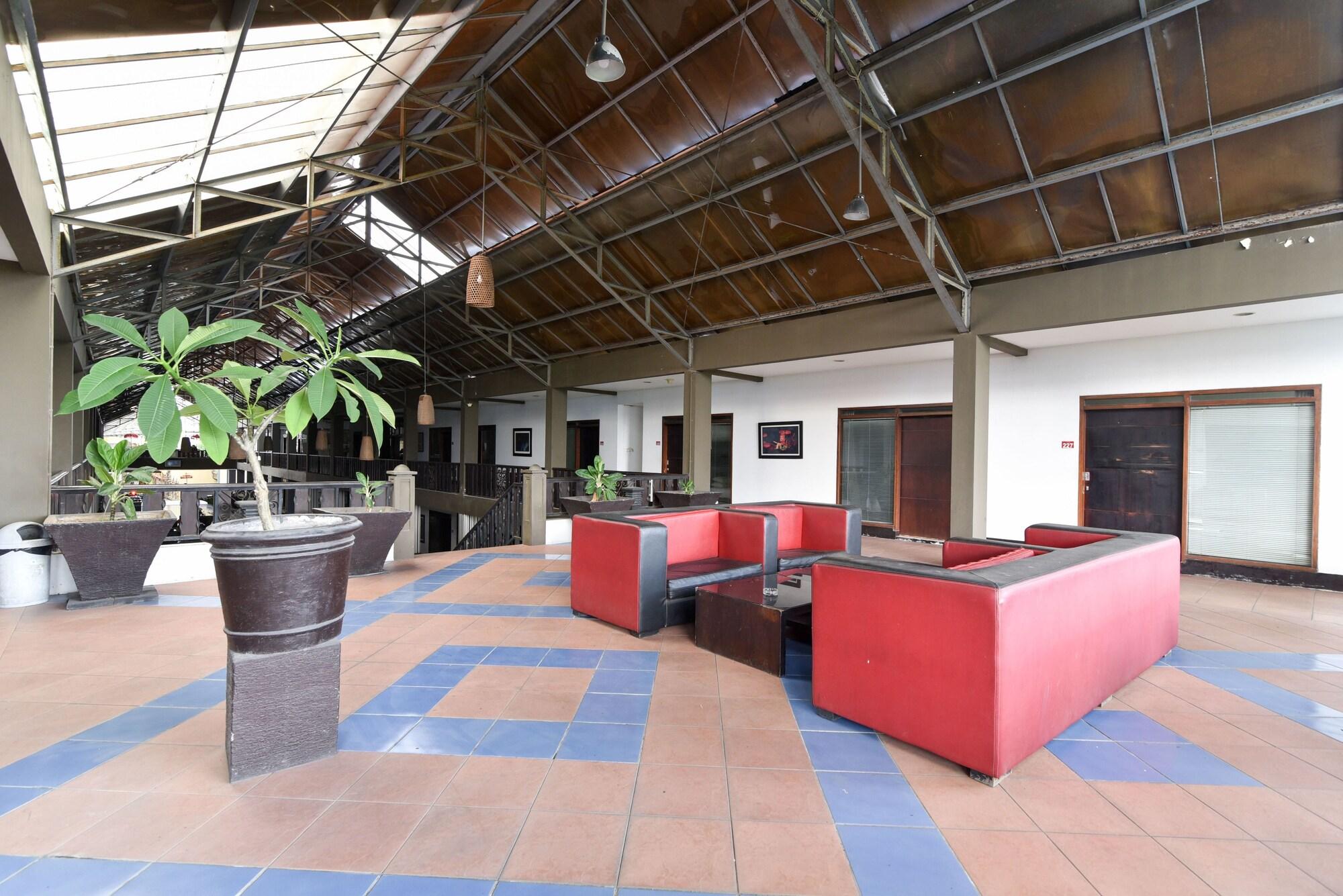 Vista Exterior RedDoorz Plus @ Raya Legian