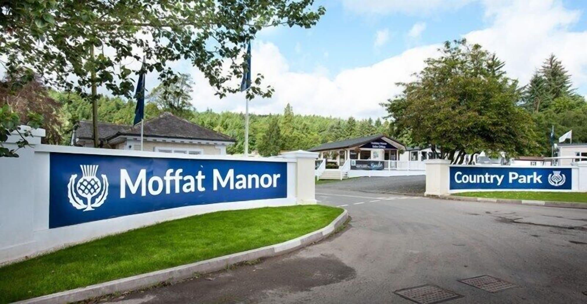 Varios Moffat Manor Country Park