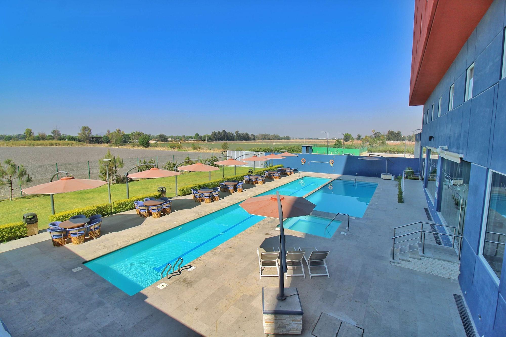 Vista Piscina Hampton Inn & Suites by Hilton Salamanca Bajio