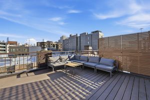 Alquiler Vacacional - River West Modern 4-bd Home With Patio Balcony