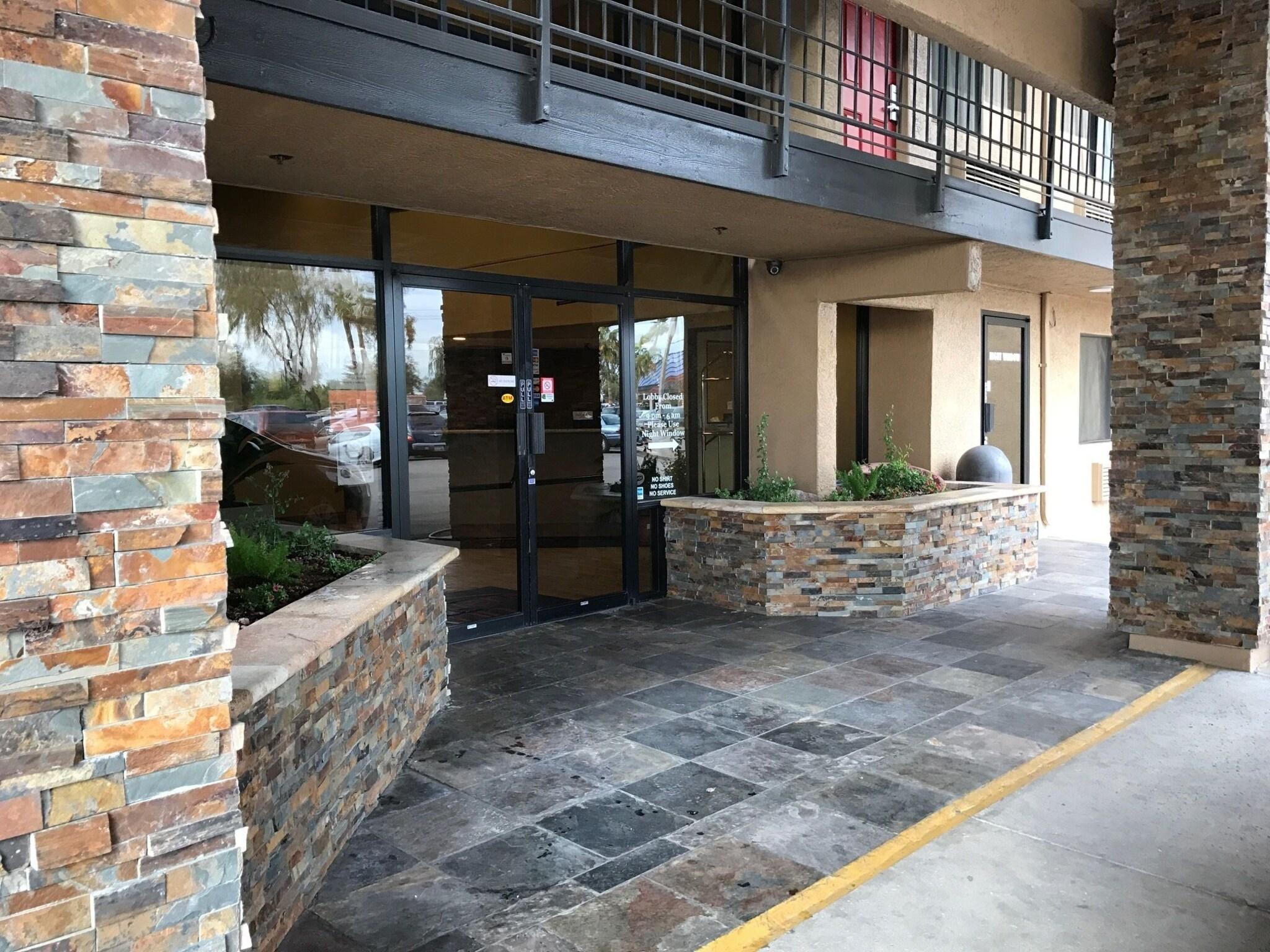Vista Exterior Travelers Inn
