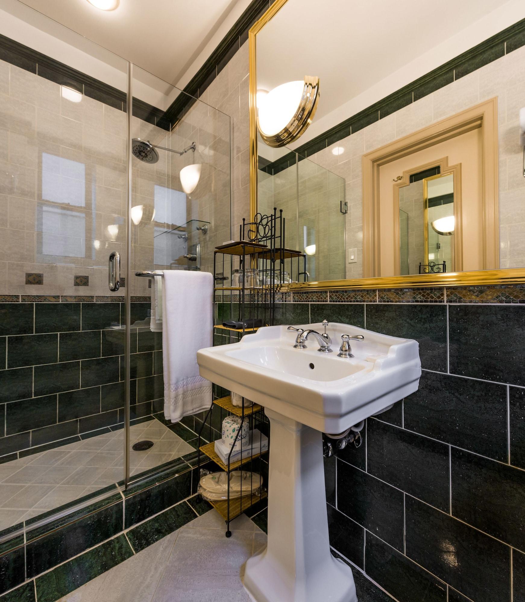 Equipamiento de Habitación Casablanca Hotel by Library Hotel Collection