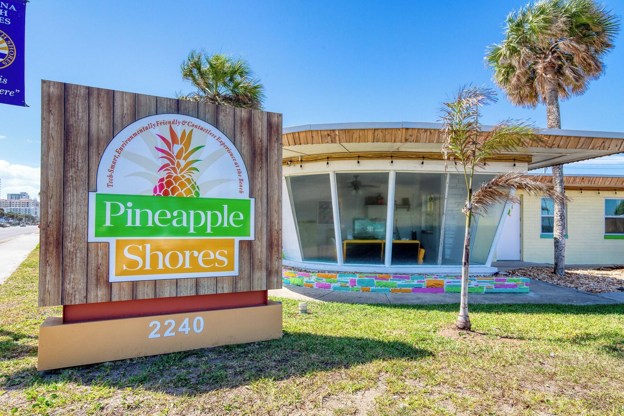 Varios Pineapple Shores Retro Inn