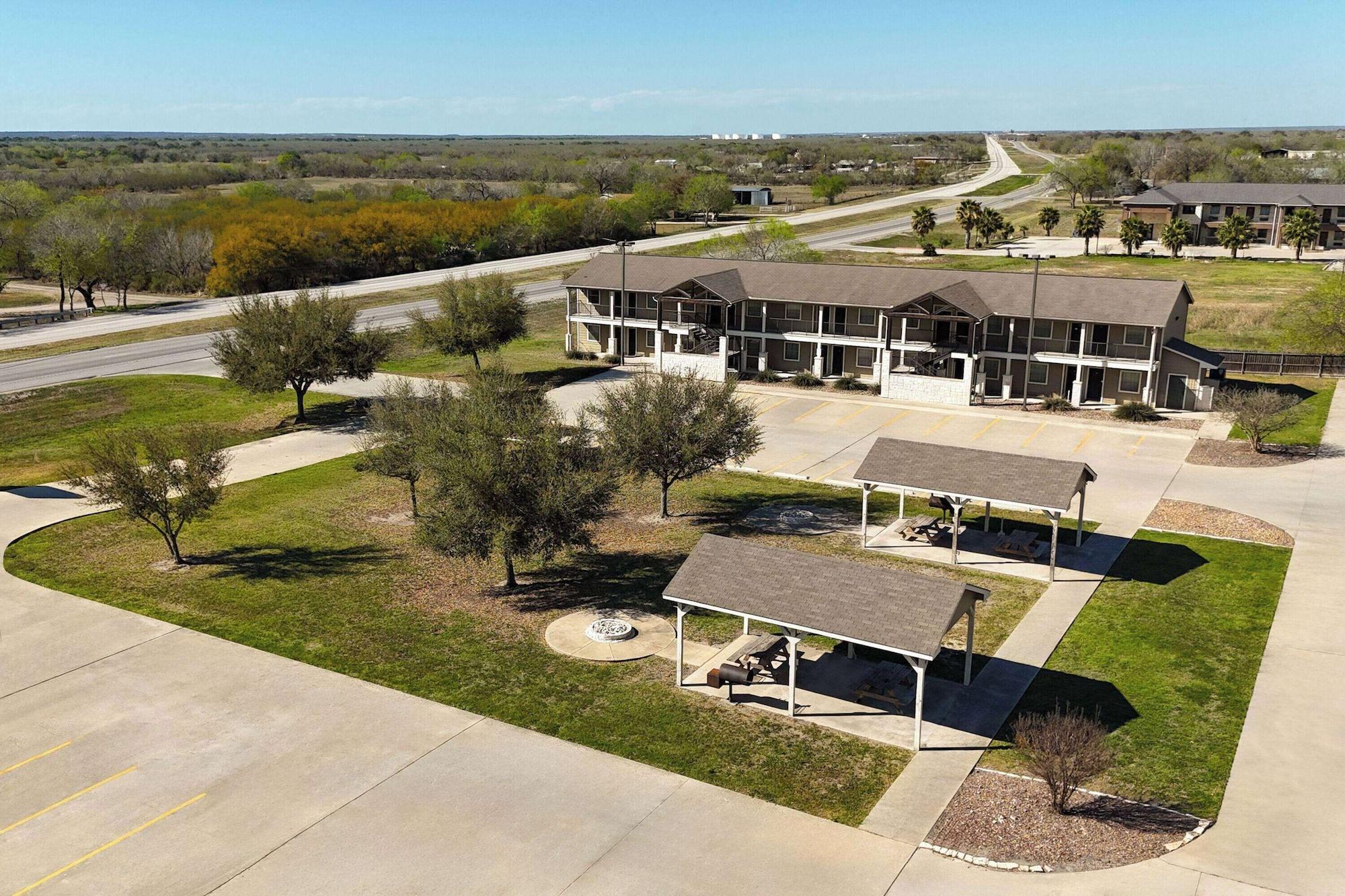 Vista Exterior Eagle's Den Three Rivers Texas a Travelodge by Wyndham