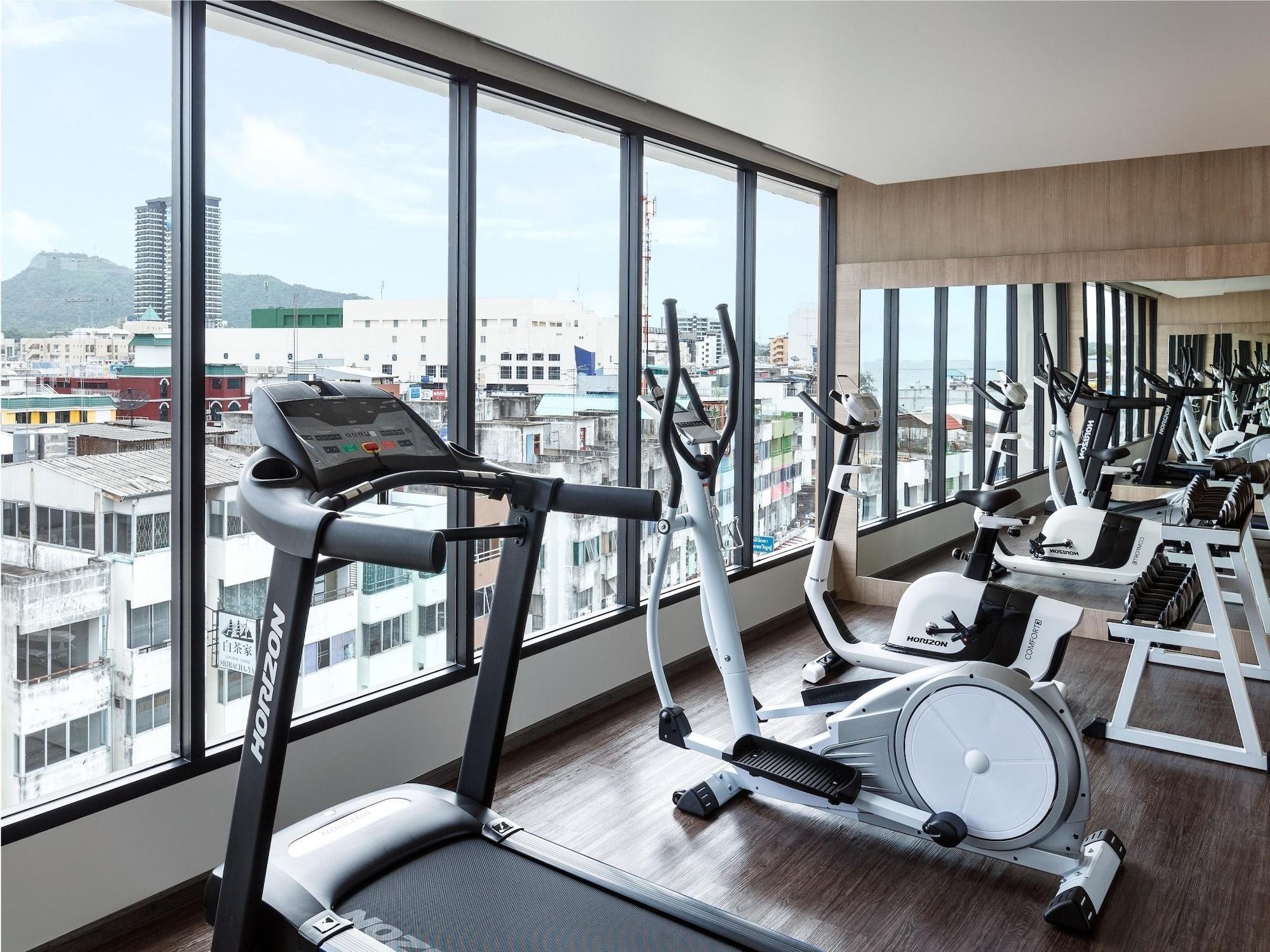 Gimnasio Madera Residence Siracha