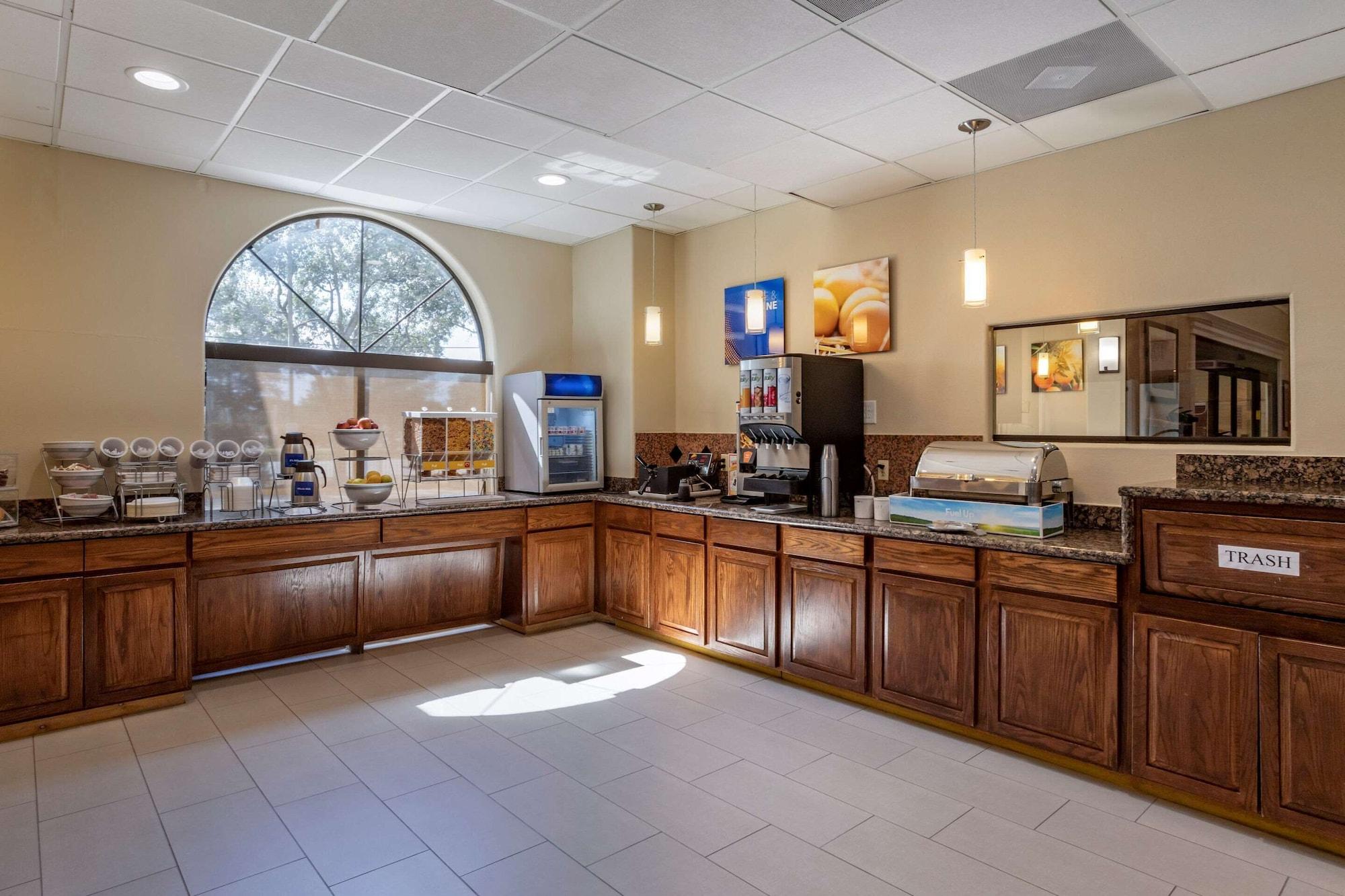Restaurant Comfort Suites near Texas Medical Center - NRG Stadium
