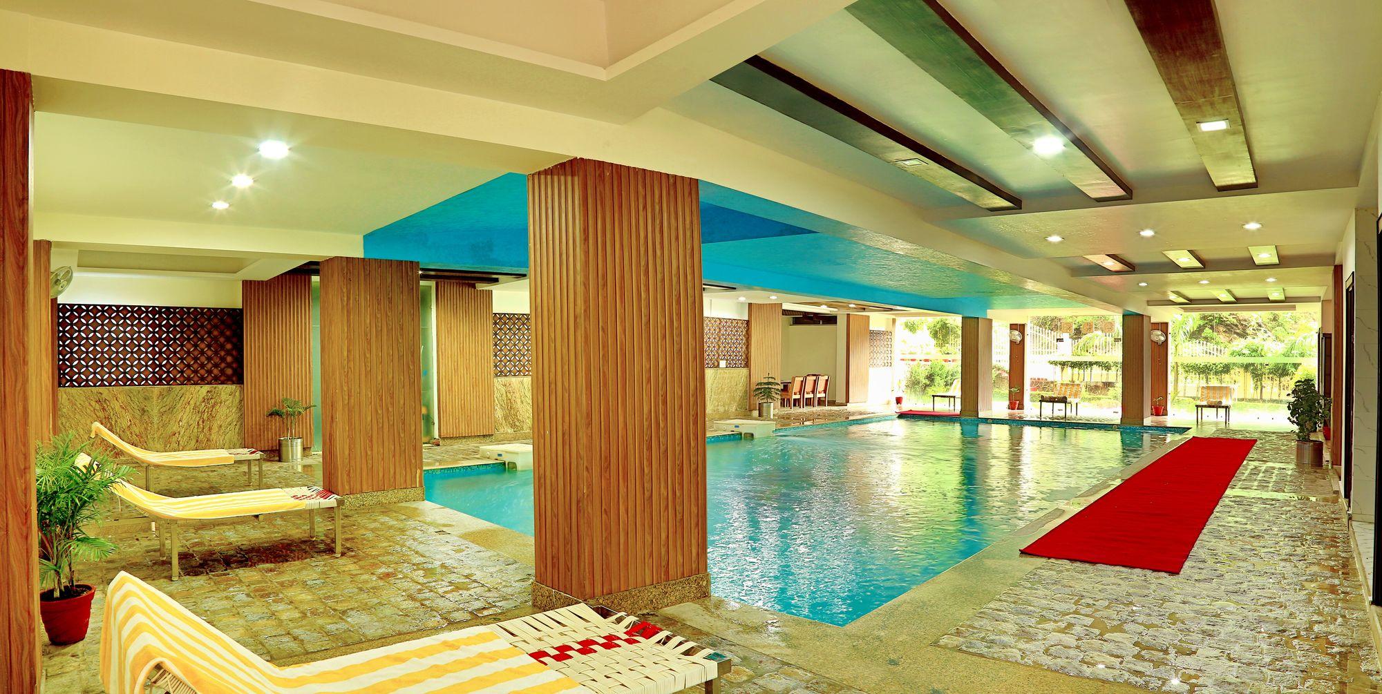 Vista da piscina The Grand Shiva Resort & Spa