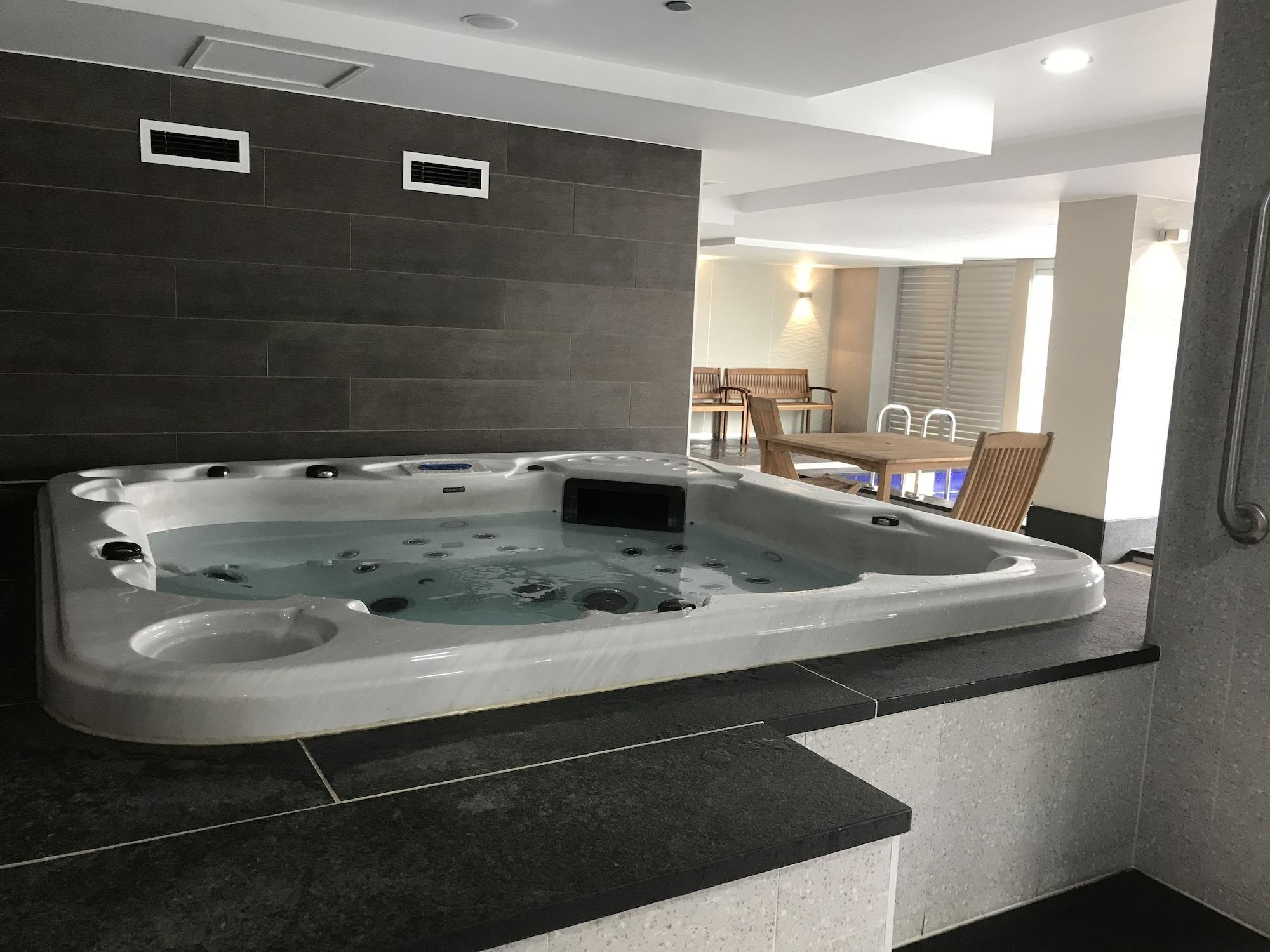 Spa Adelaide North tce penthouse