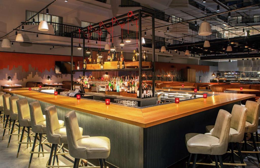 Bar/Salón Spark by Hilton Woburn Boston