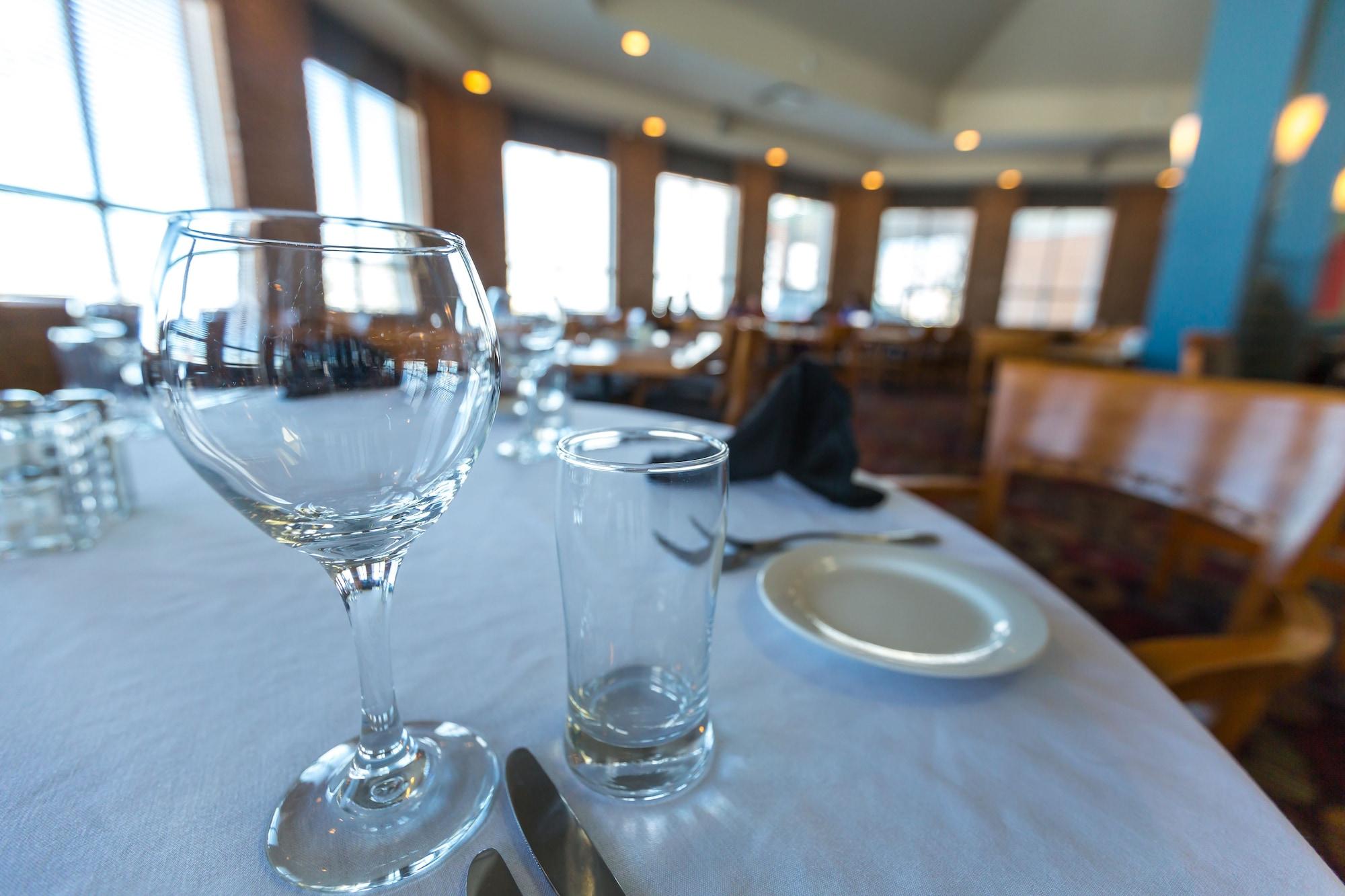 Restaurant Royal Hotel Edmonton Airport, Trademark Collection by Wyndham