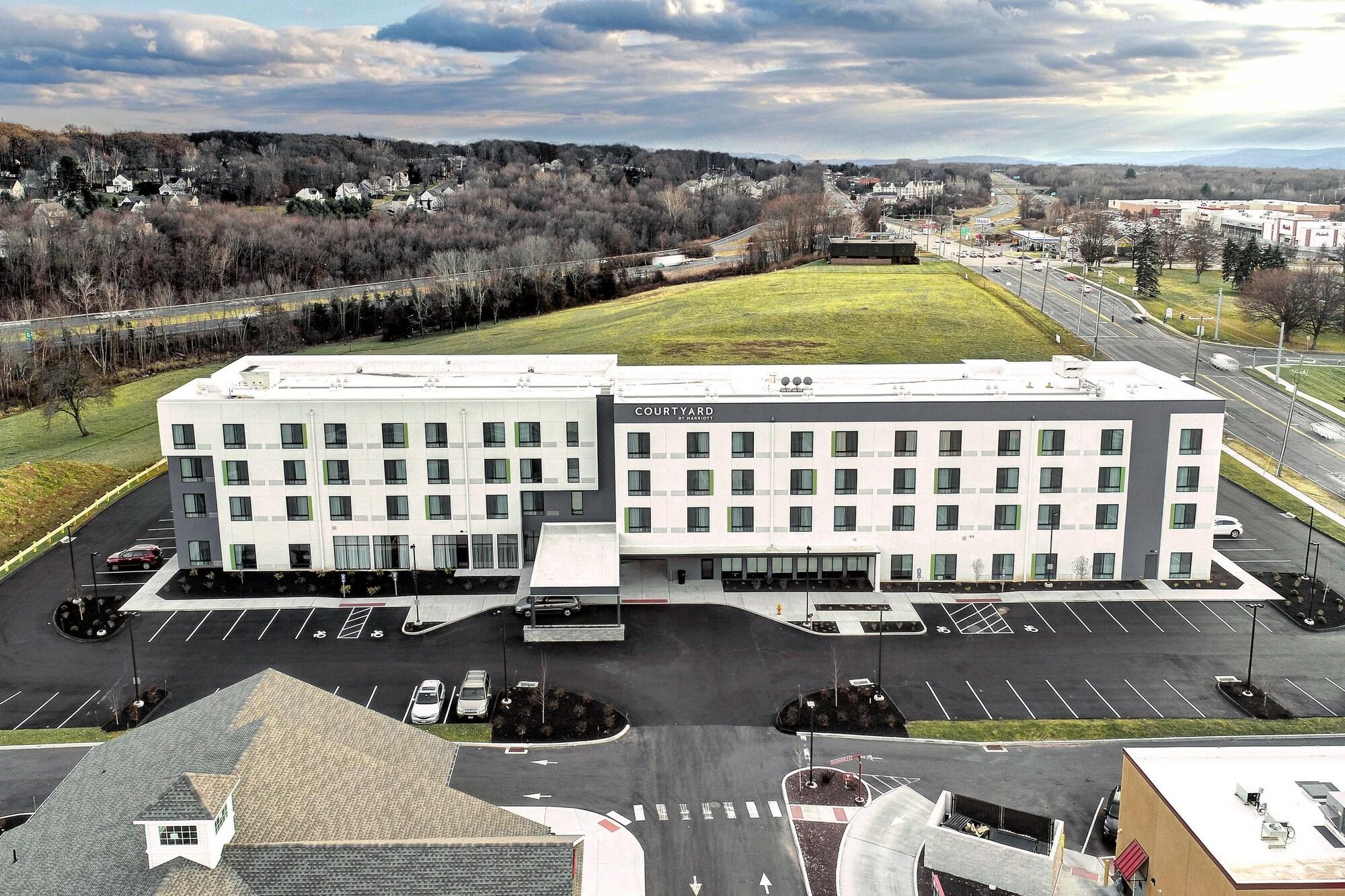 Vista Exterior Courtyard by Marriott Southington