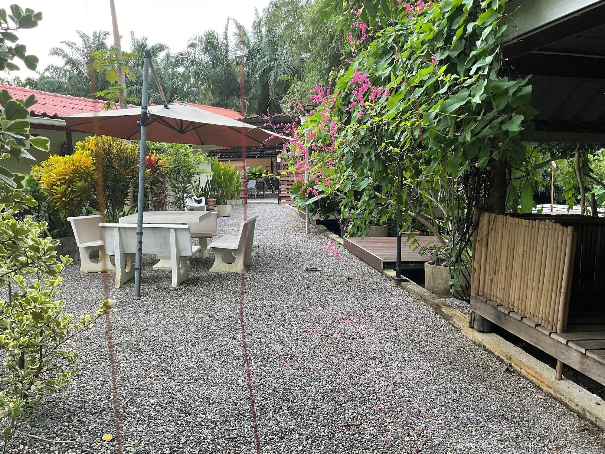 Vista Exterior Bansabai pool villa guesthouse