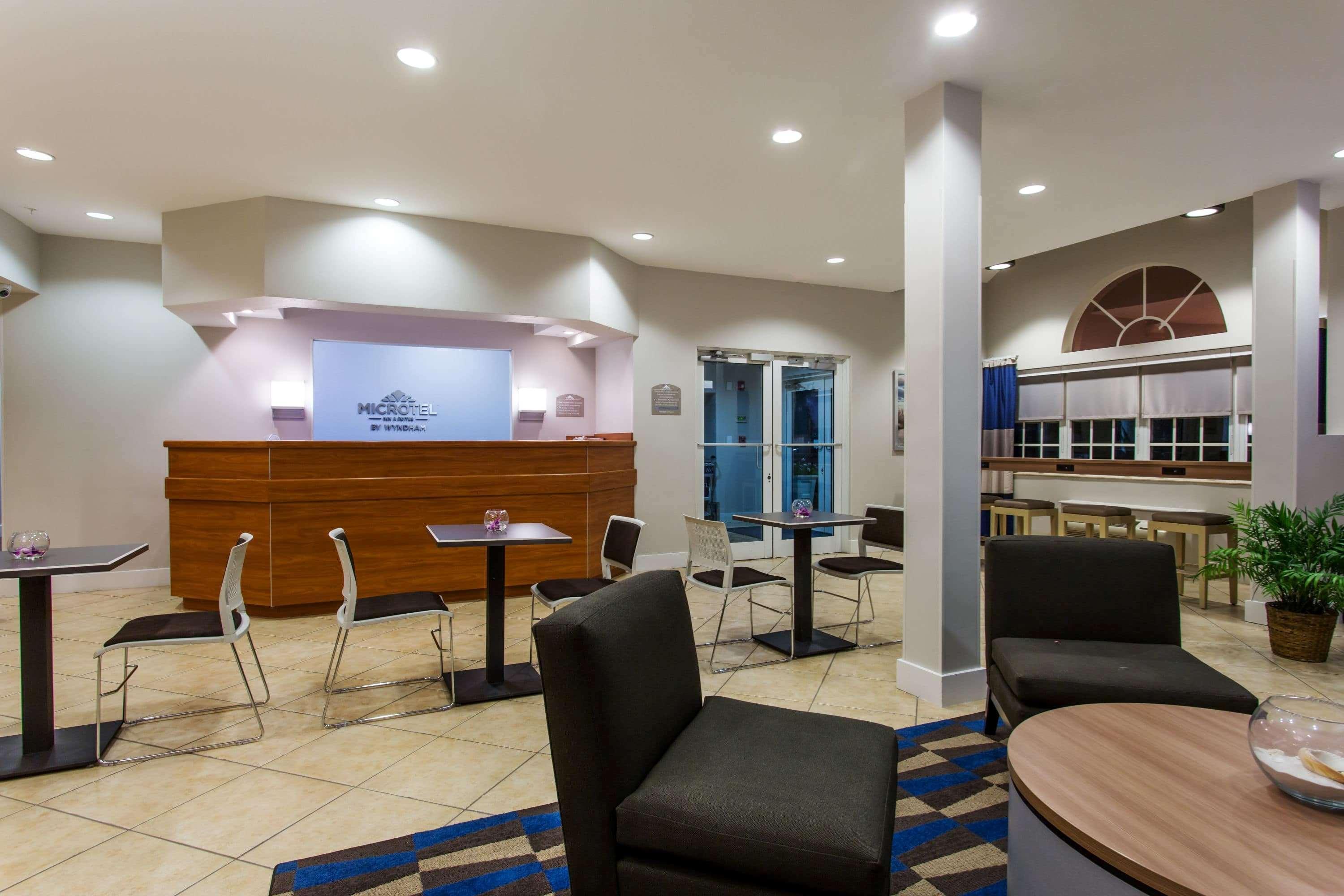 Vista Lobby Microtel Inn & Suites by Wyndham Port Charlotte/Punta Gorda