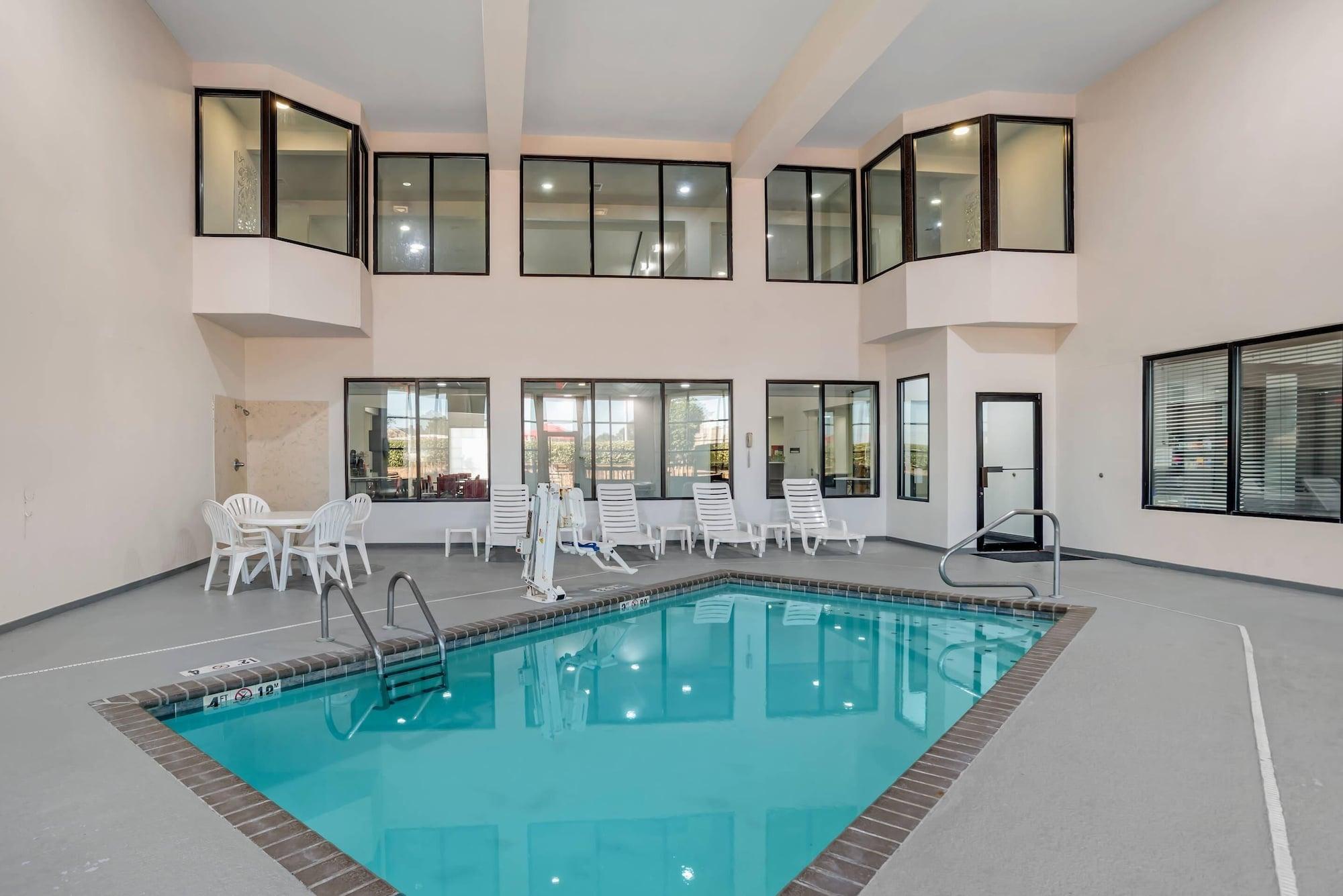 Vista Piscina Comfort Suites Hattiesburg near University