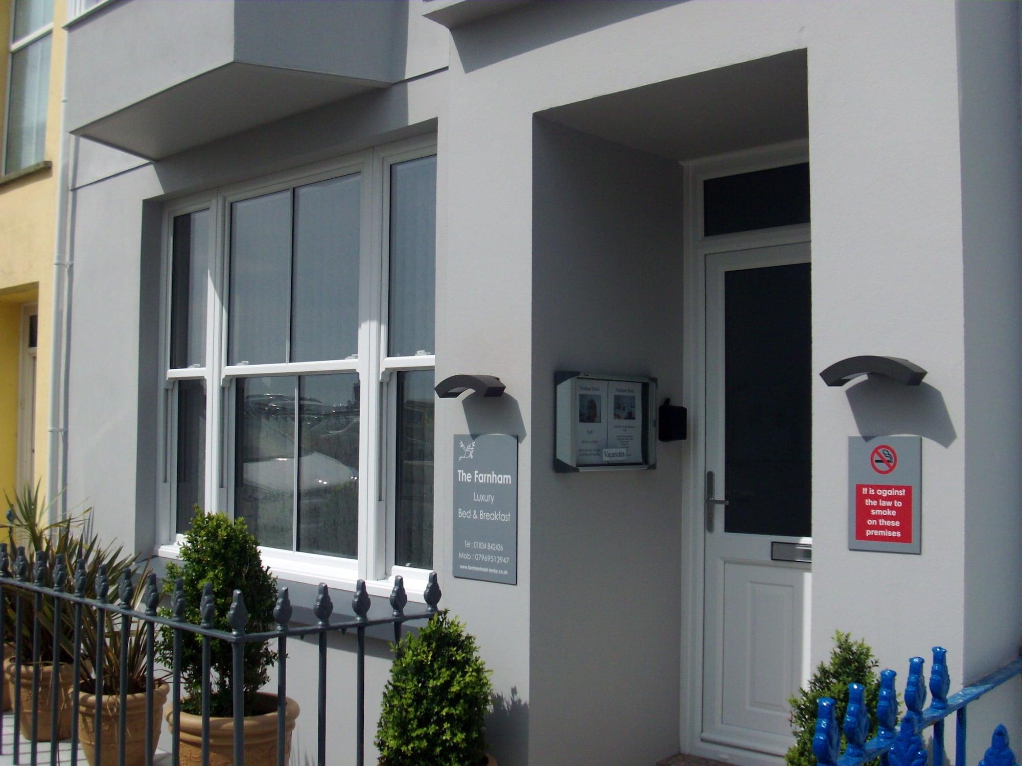Varios Farnham Hotel
