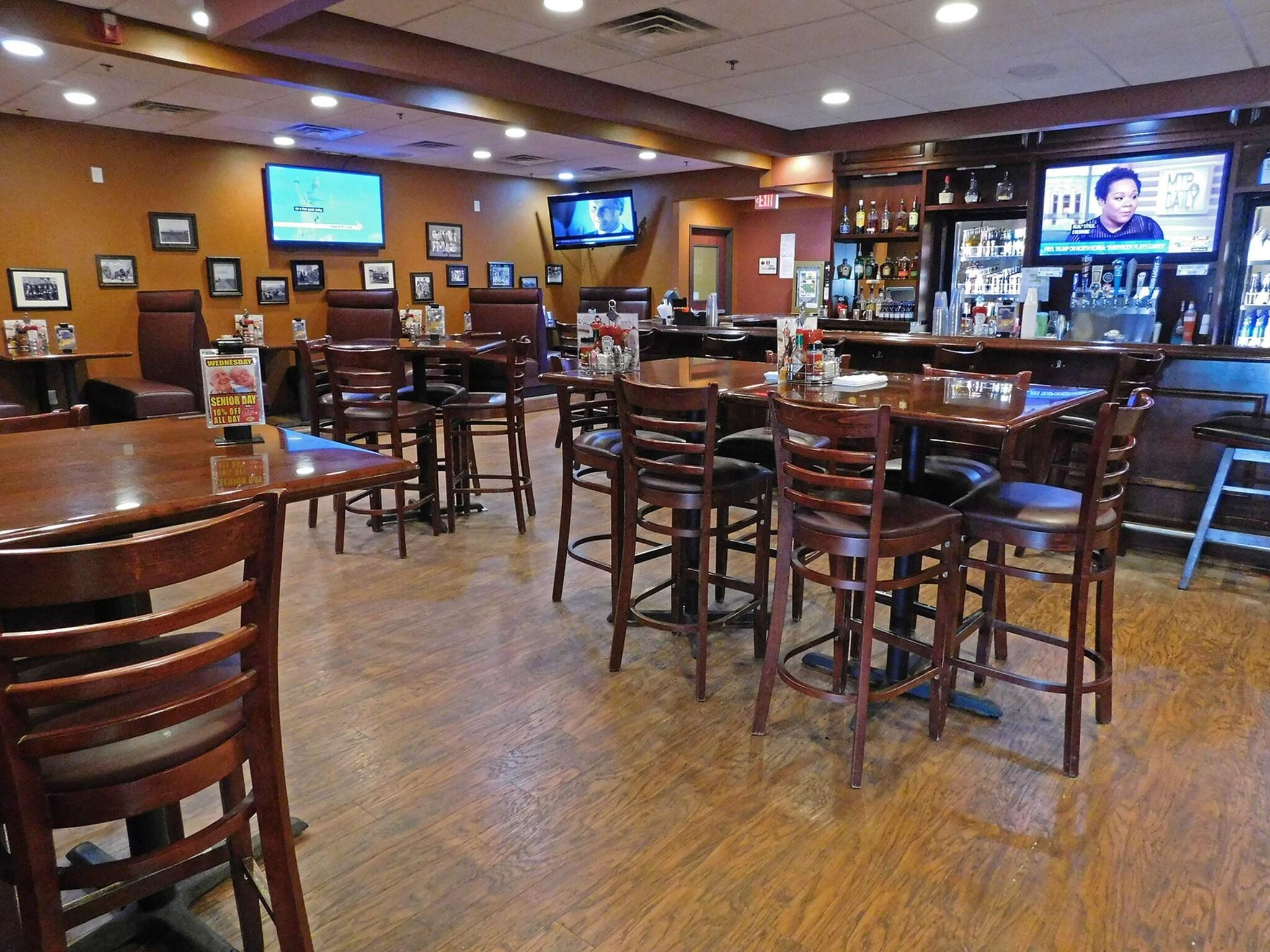 Bar/Salón Days Inn by Wyndham Fargo/Casselton