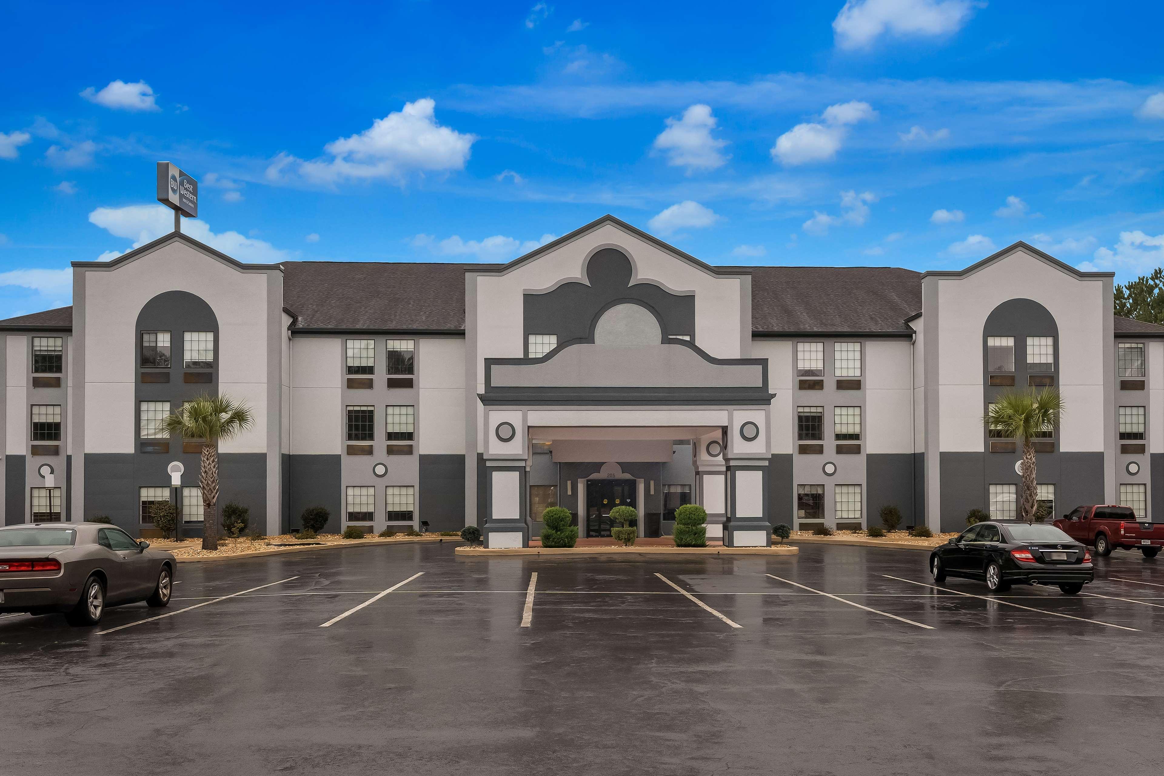 Vista Exterior Best Western Bradbury Inn & Suites