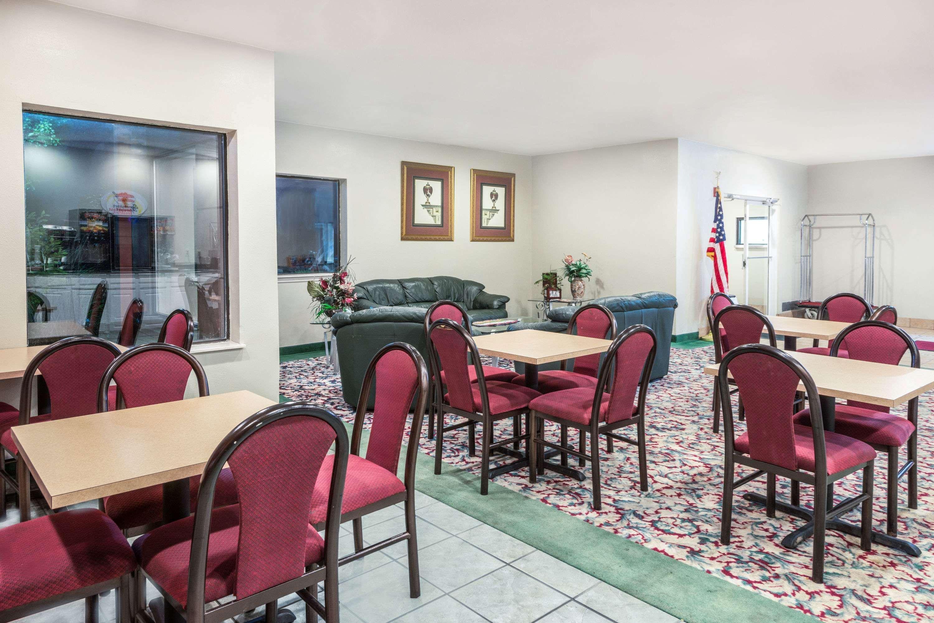 Vista Lobby Super 8 by Wyndham Pevely