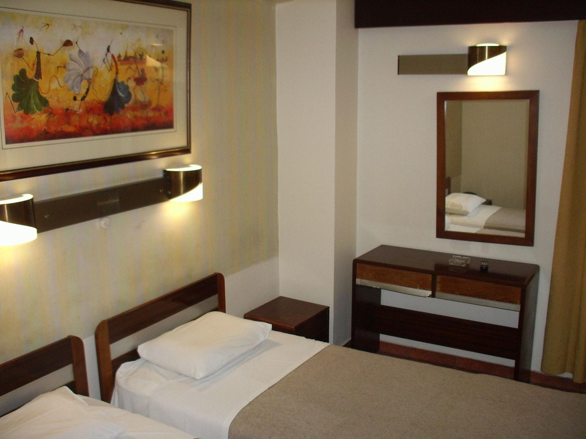 Varios Claridge Hotel