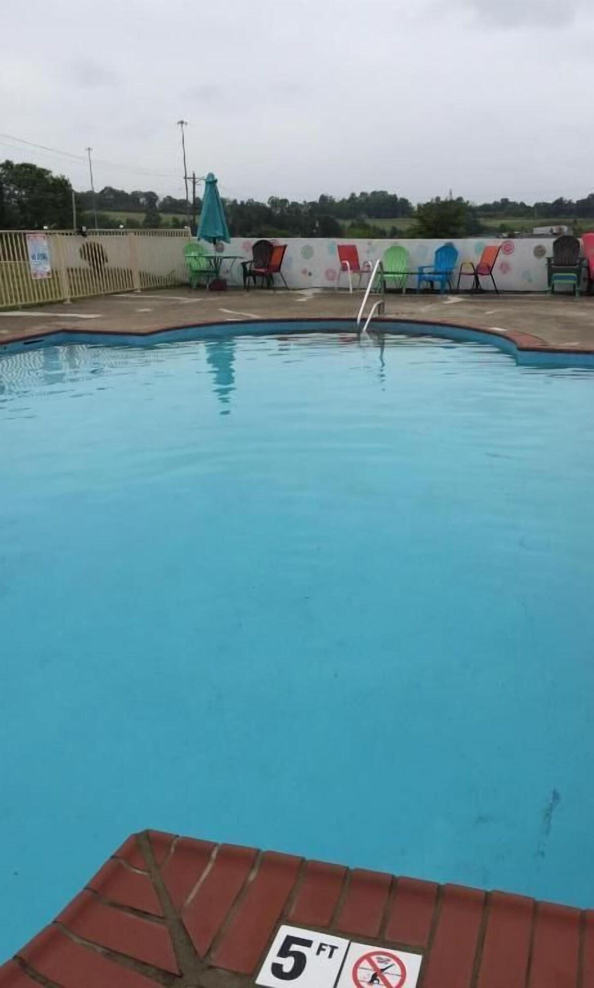 Vista Piscina Americas Best Value Inn & Suites Williamstown