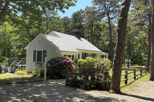 Alquiler Vacacional - HyannisPort 2BR Cottage w/ King and Queen Beds.  5-min walk to 3 Ocean Beaches!