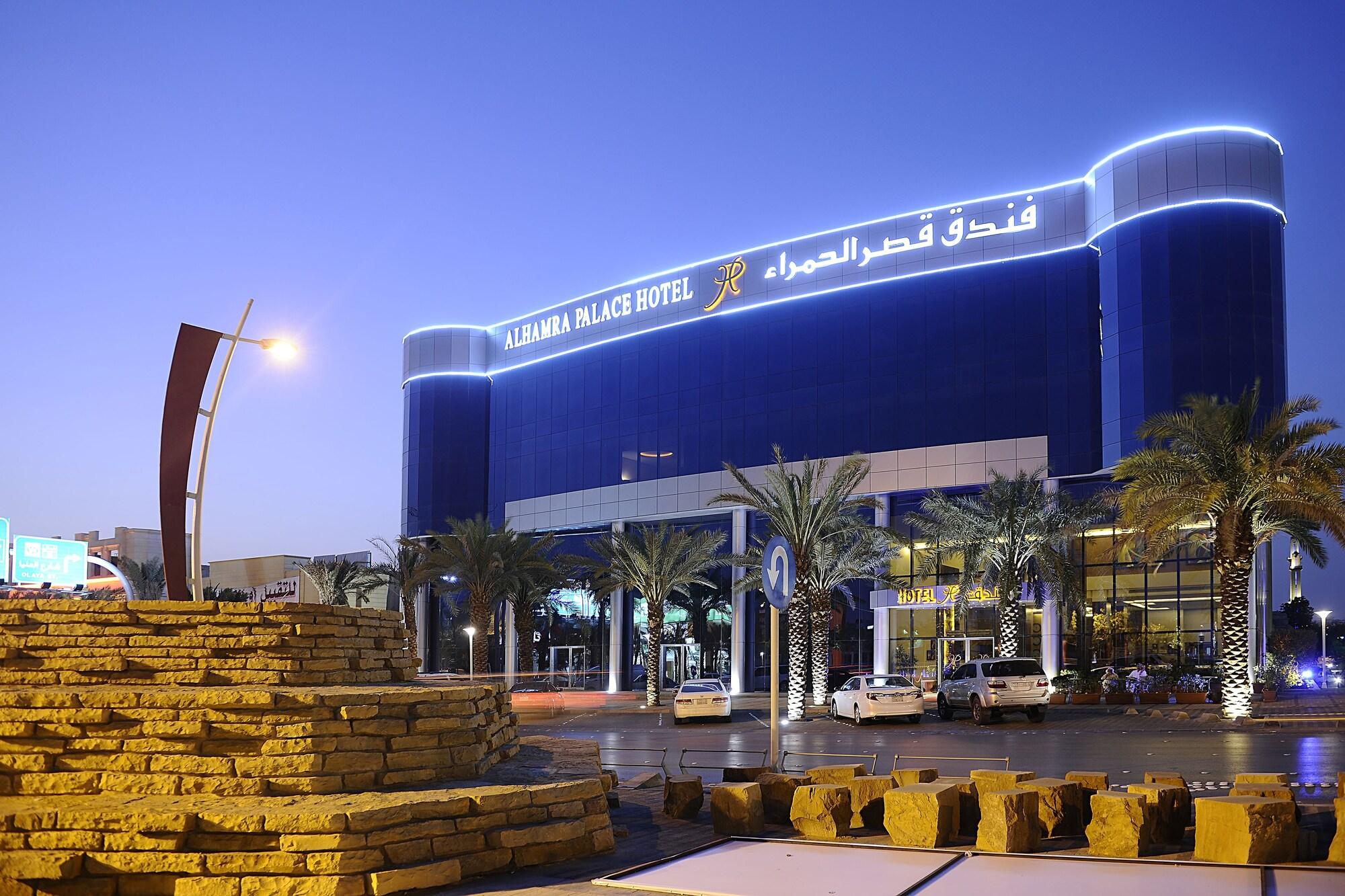 Vista Exterior Al Hamra Palace By Warwick