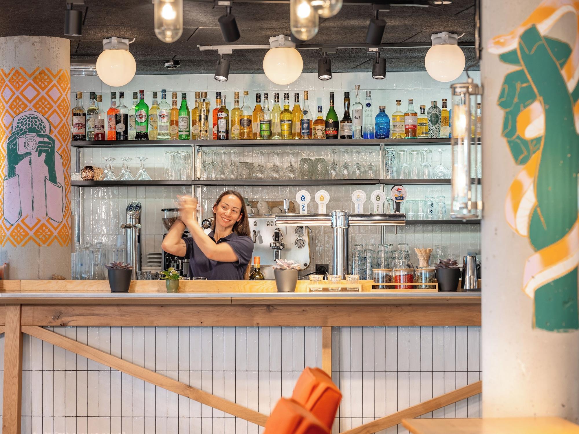Bar/Salón EKLO Roissy