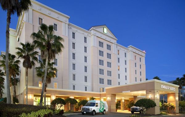 Embassy Suites by Hilton Orlando Airport - Hoteles cerca de Universal Studios en Orlando