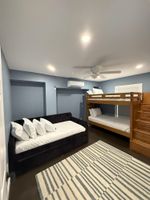 Alquiler Vacacional - Beach Retreat: Walk to Beach & Pool, Sleeps 12, Pet Friendly