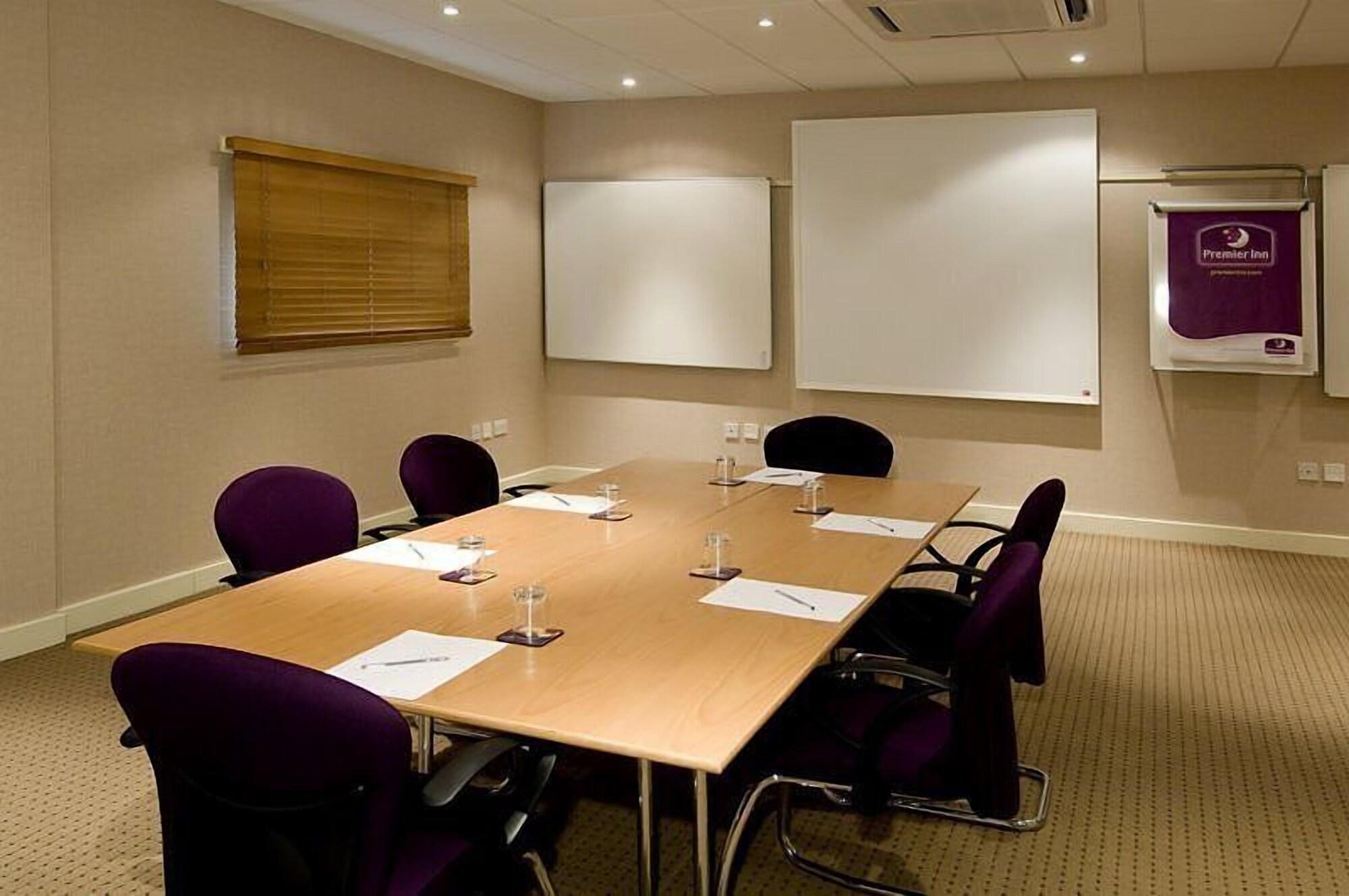 Sala de Reuniones Premier Inn Manchester M56/J6 Runger Lane South