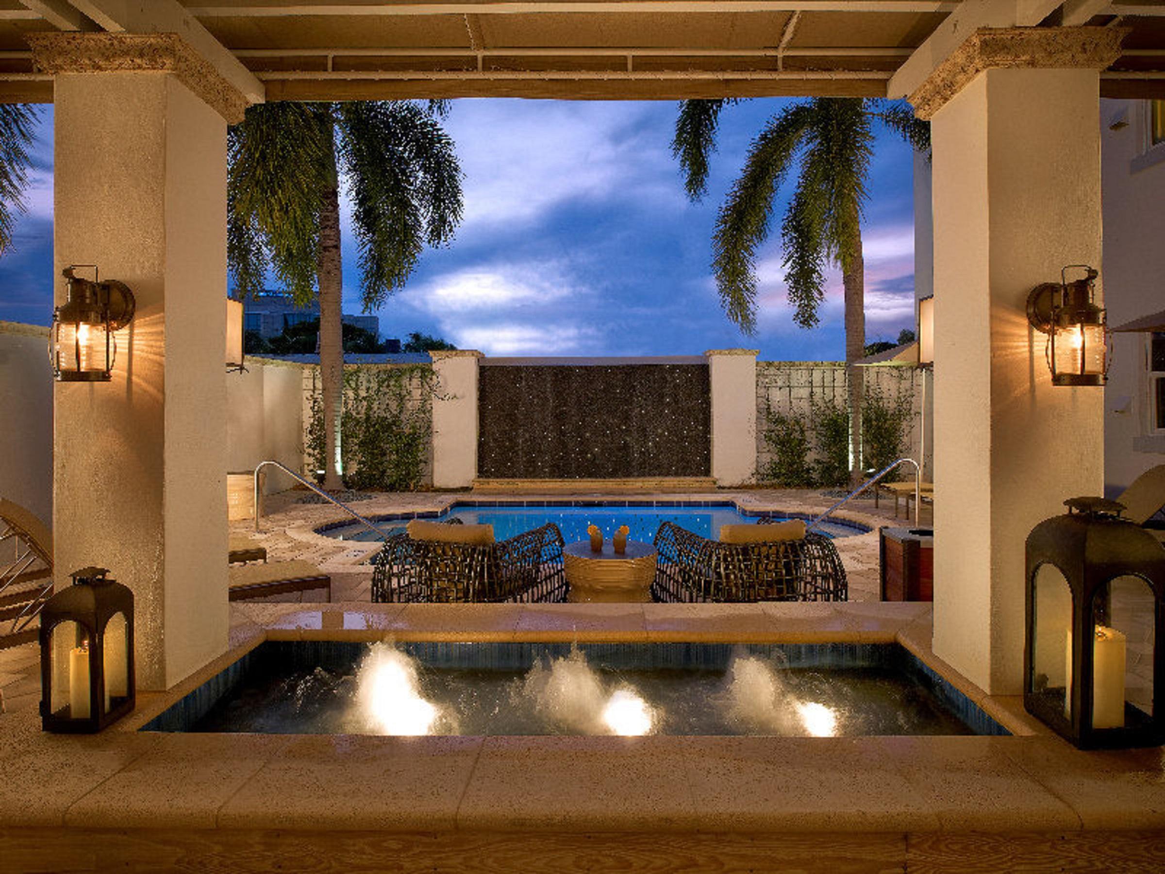 Varios Blue Moon Hotel