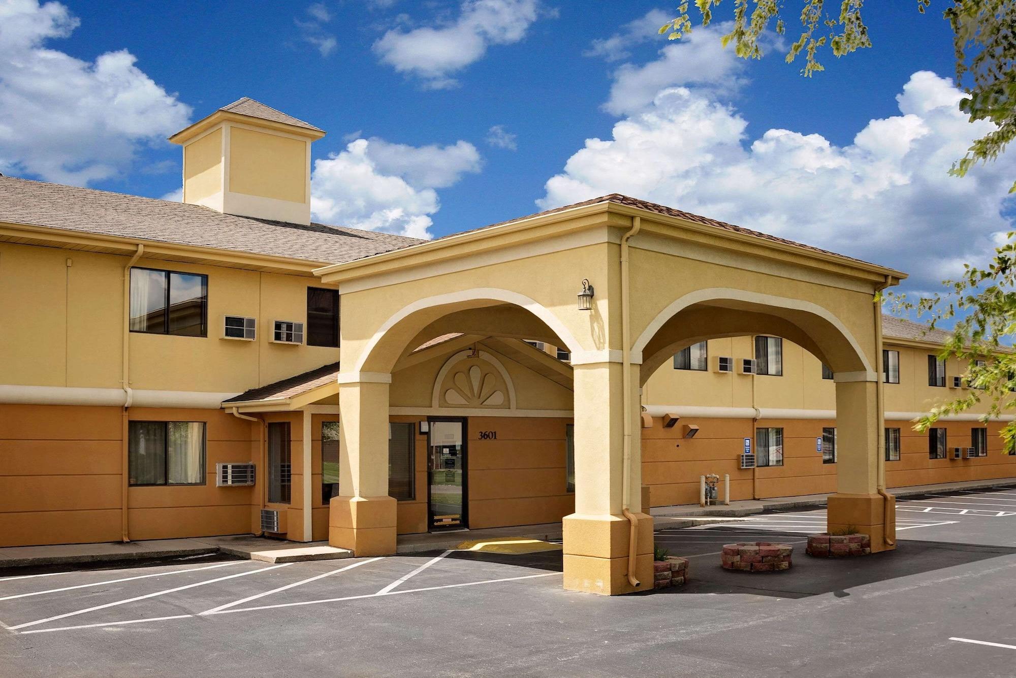 Vista Exterior Super 8 by Wyndham Muncie/Ball St. College Area