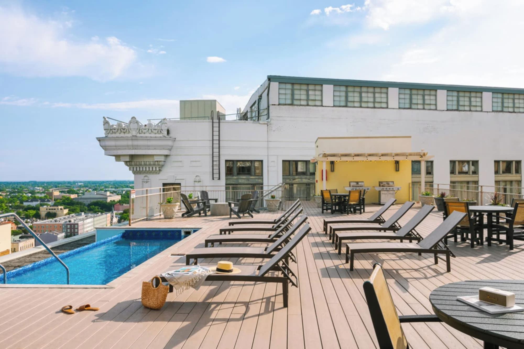 Vista Piscina Roami at Duncan Plaza