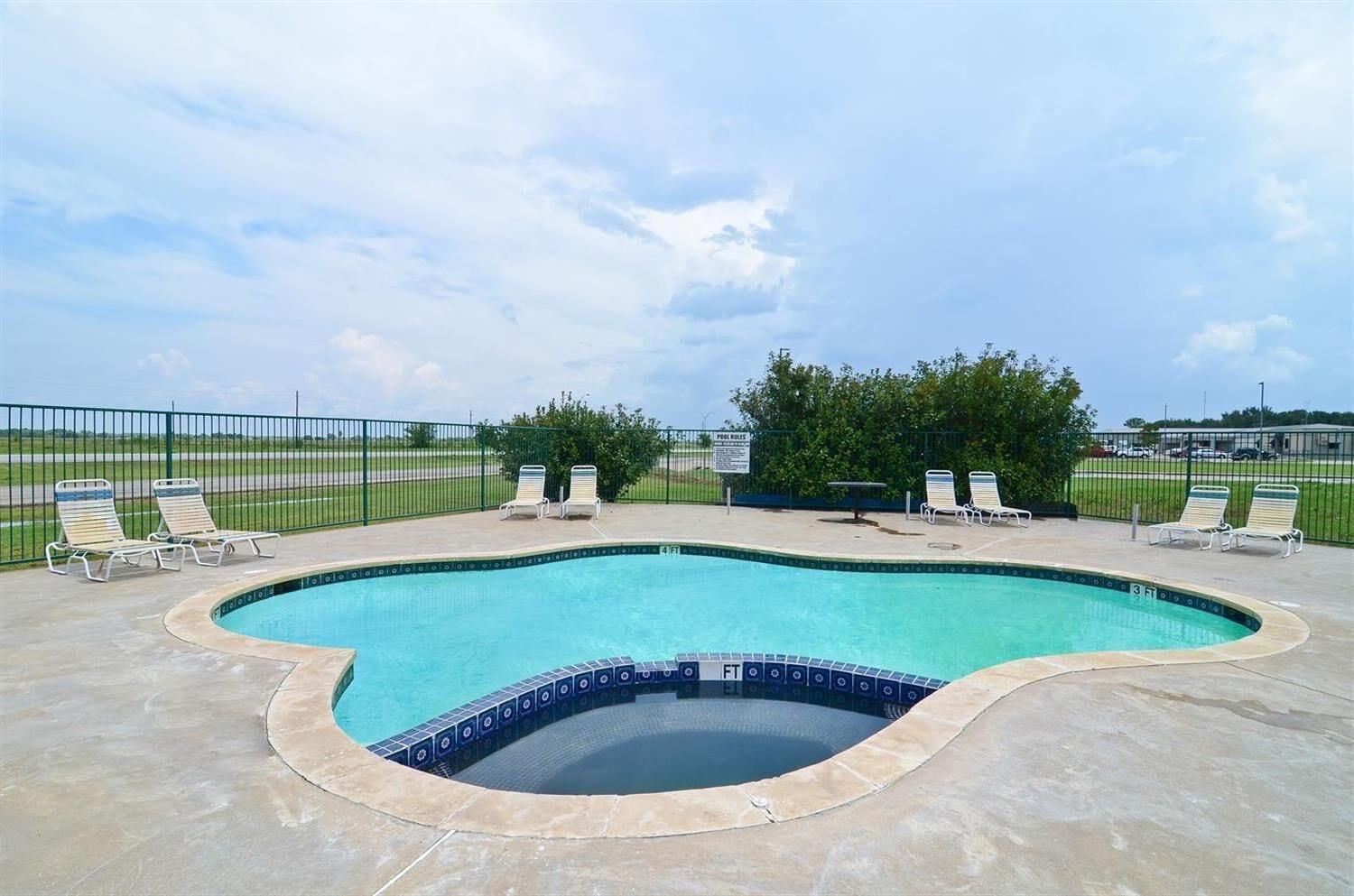 Vista Piscina Pine Point Inn & Suites