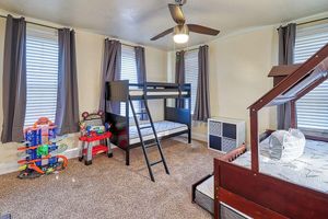 Alquiler Vacacional - Spacious 4-Bedroom Historical Home w/modern comforts in Old Town McAlester, OK.