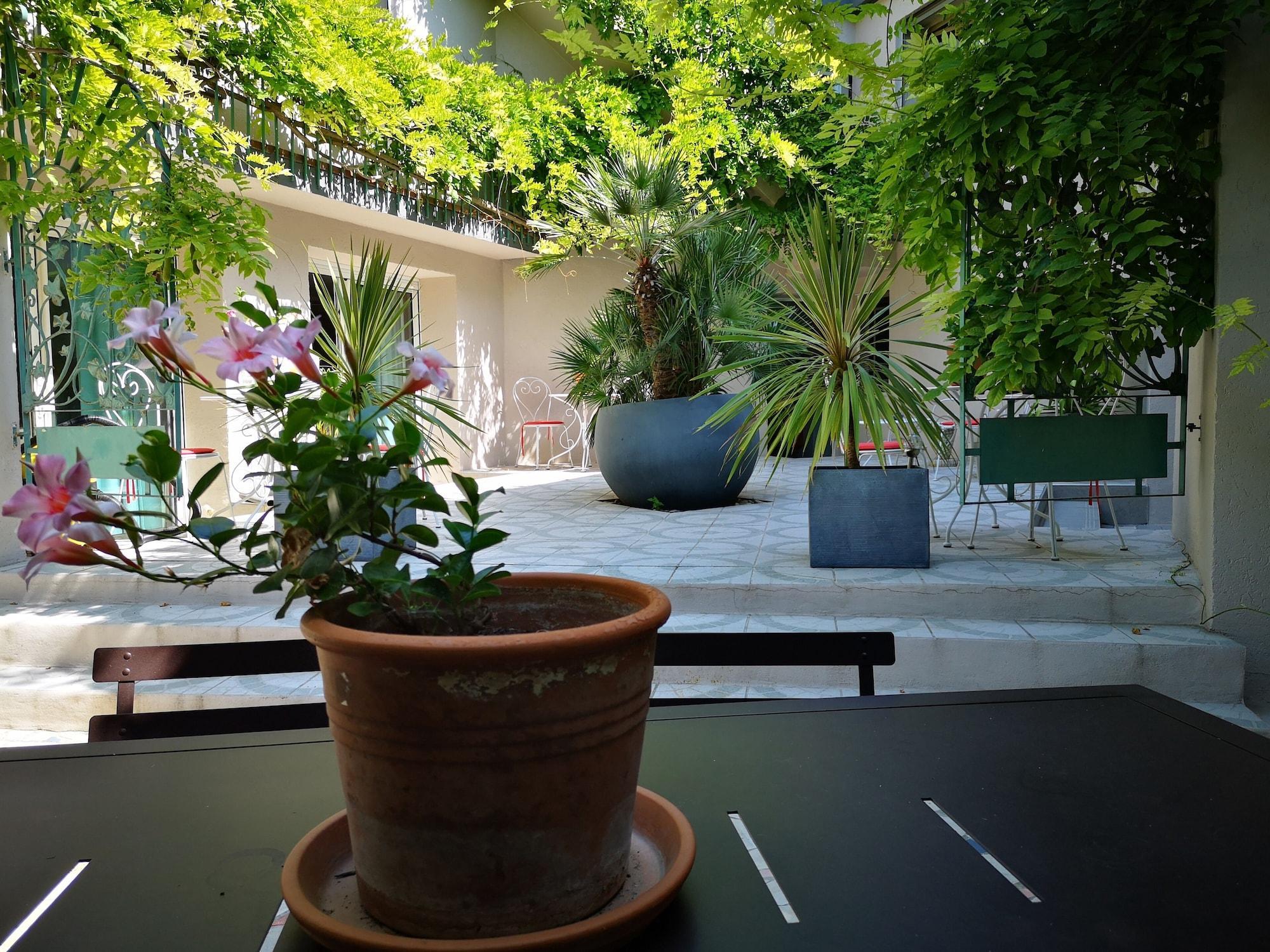 Vista Exterior Couette et Cafe