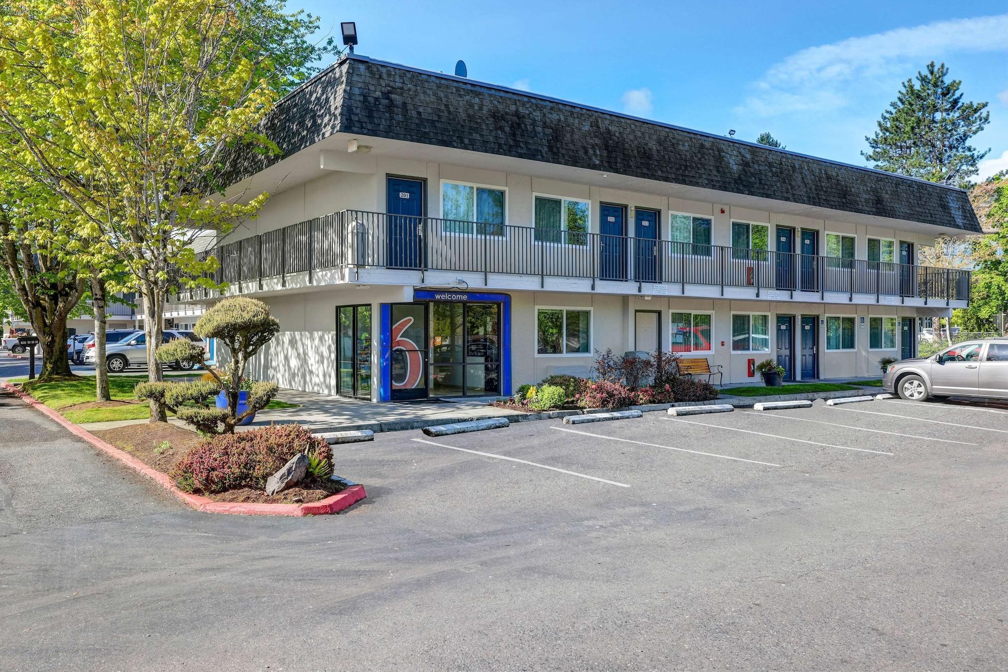 Vista Exterior Motel 6 Issaquah, WA - Seattle - East