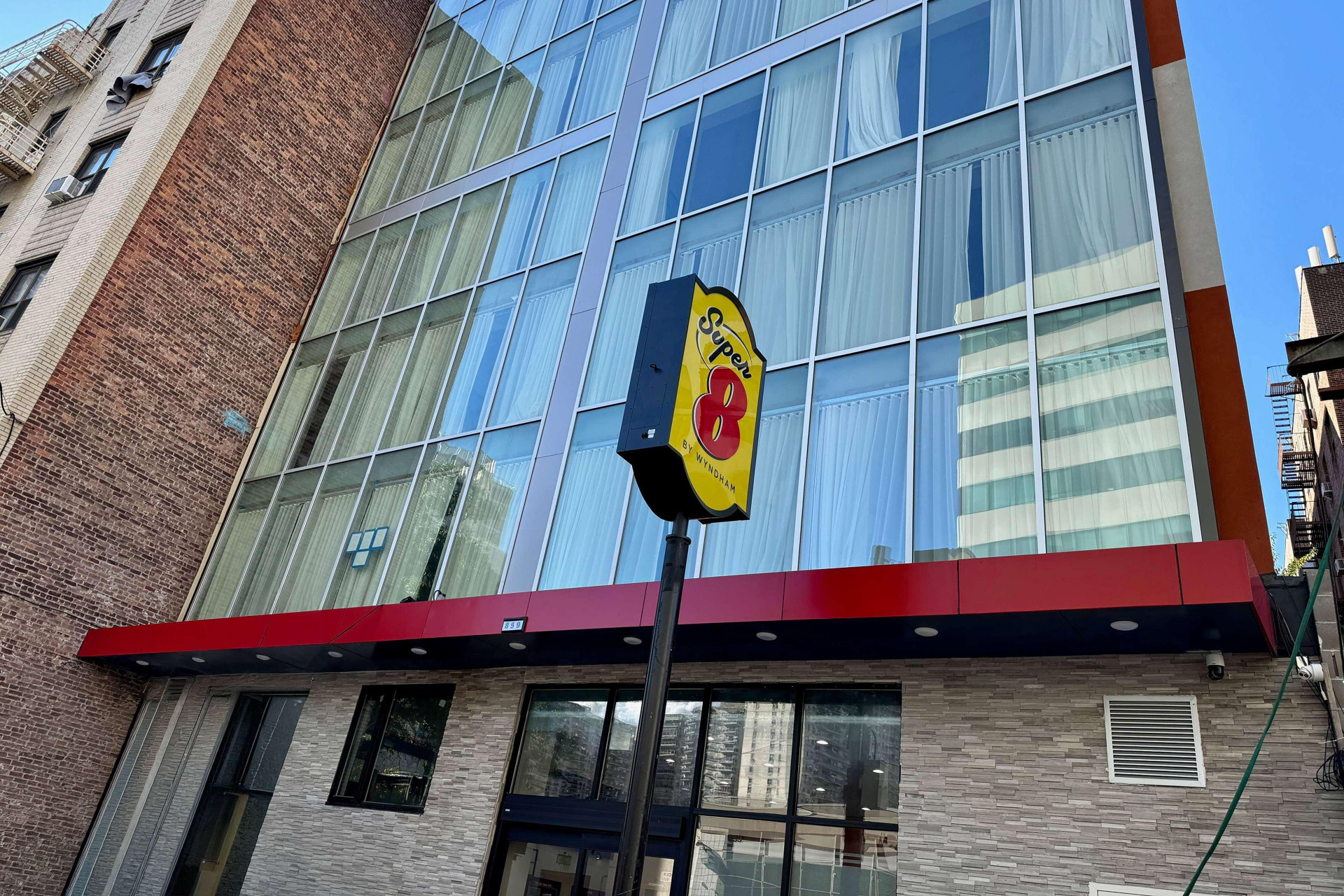 Vista Exterior Super 8 By Wyndham Bronx Near Stadium