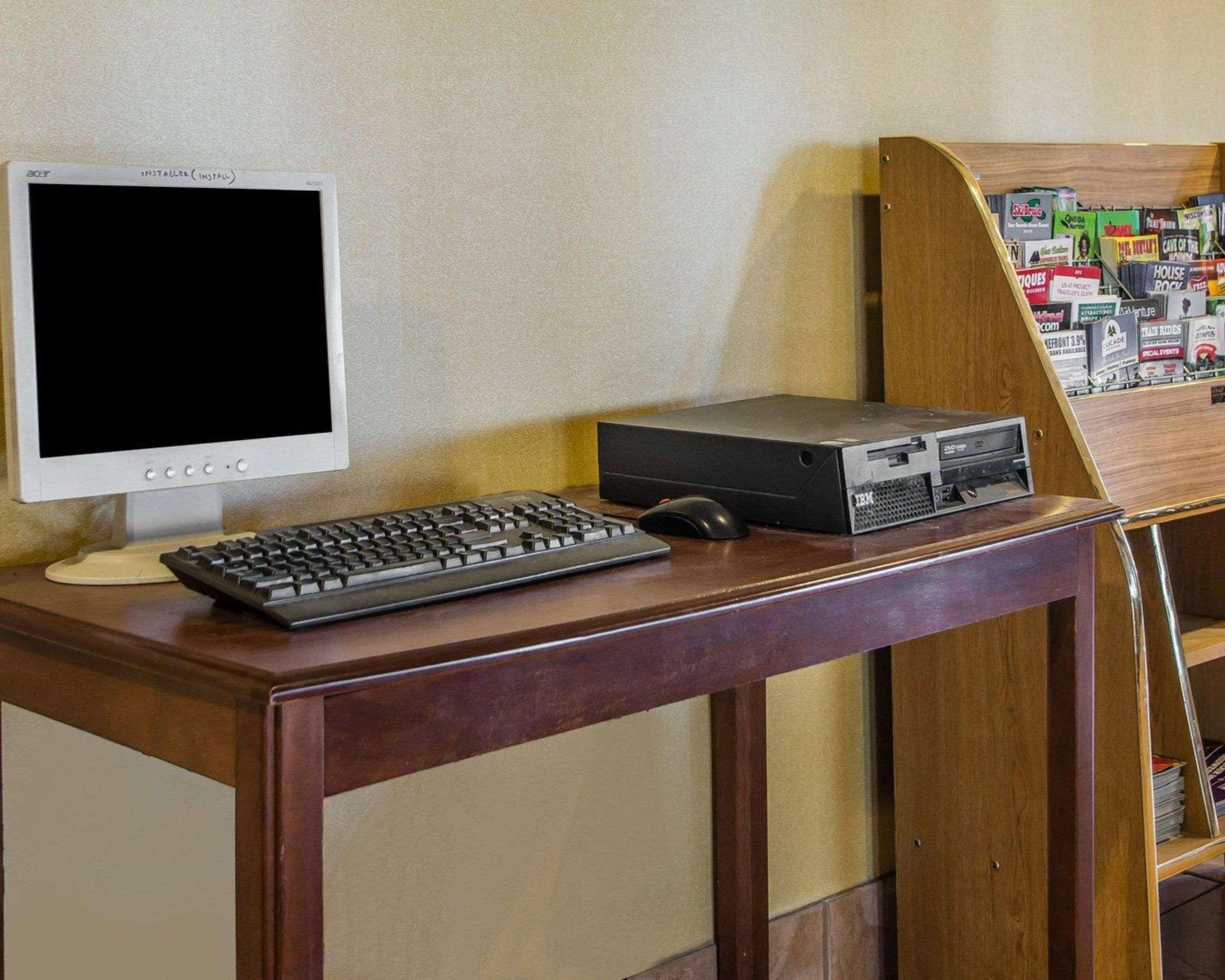 Centro de Negocios AmericInn by Wyndham Mosinee Central Wisconsin Airport