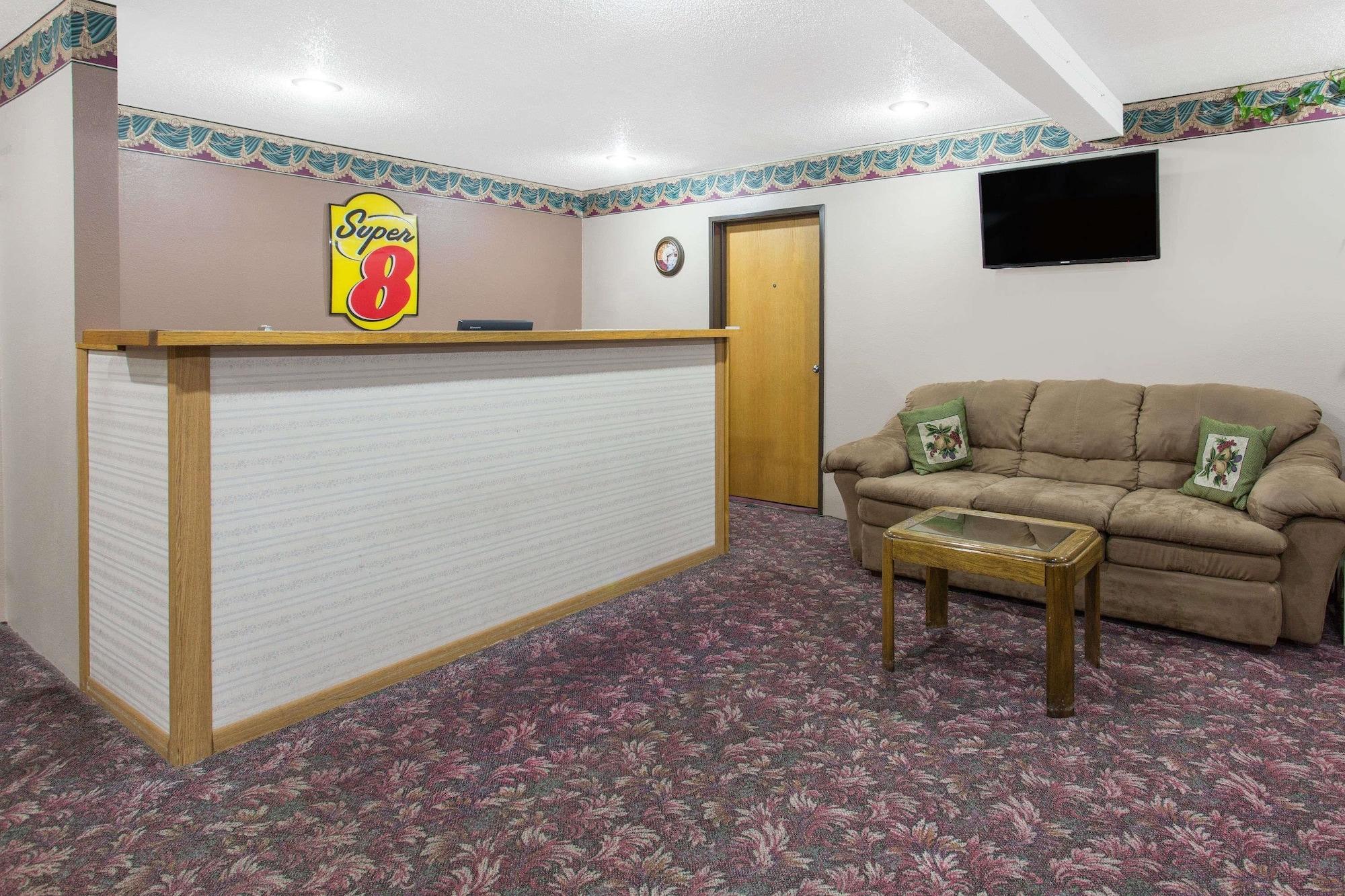 Vista Lobby Super 8 by Wyndham Austin MN