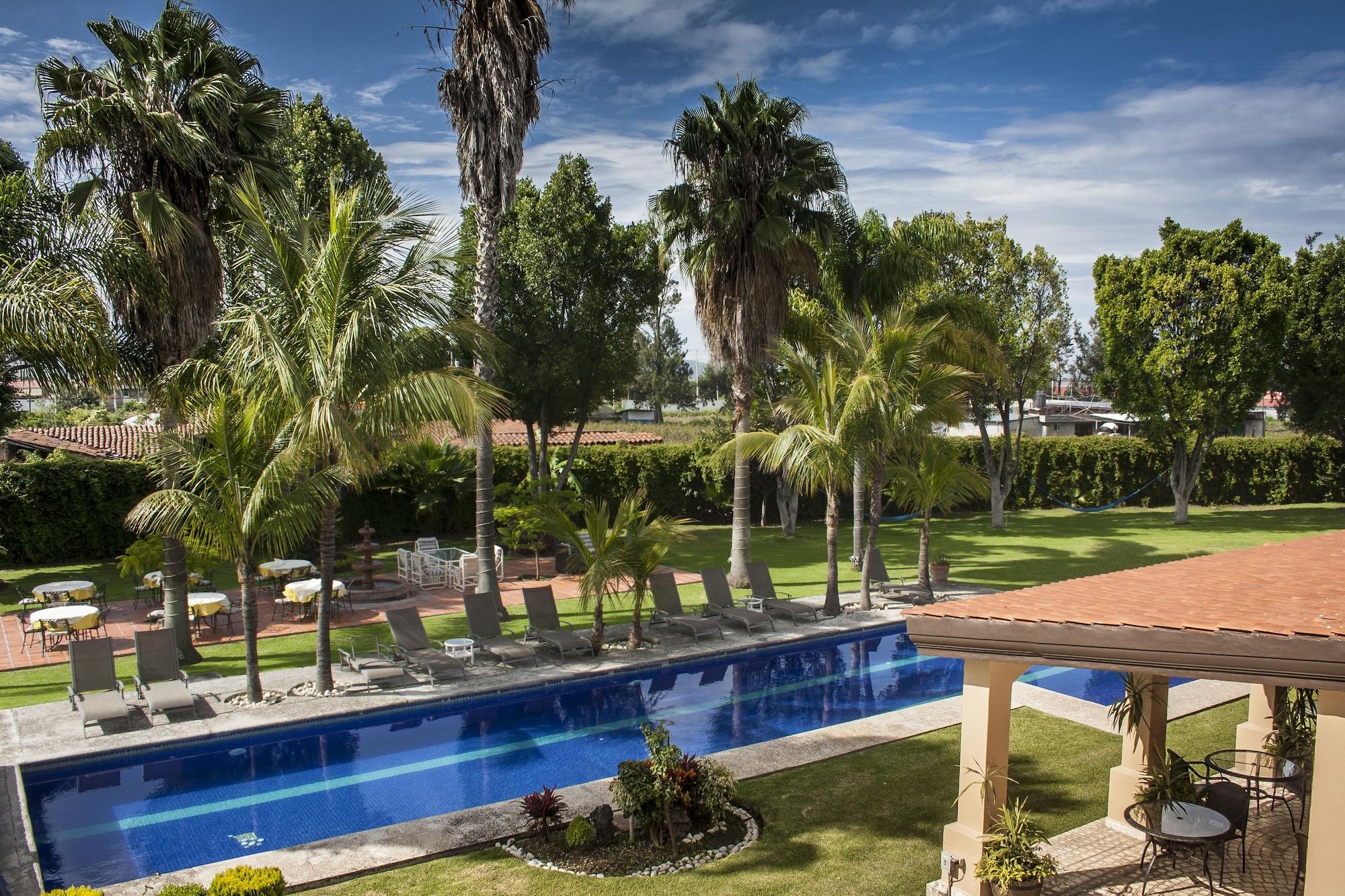 Vista Piscina La Esmeralda en el Encanto Hotel Petit