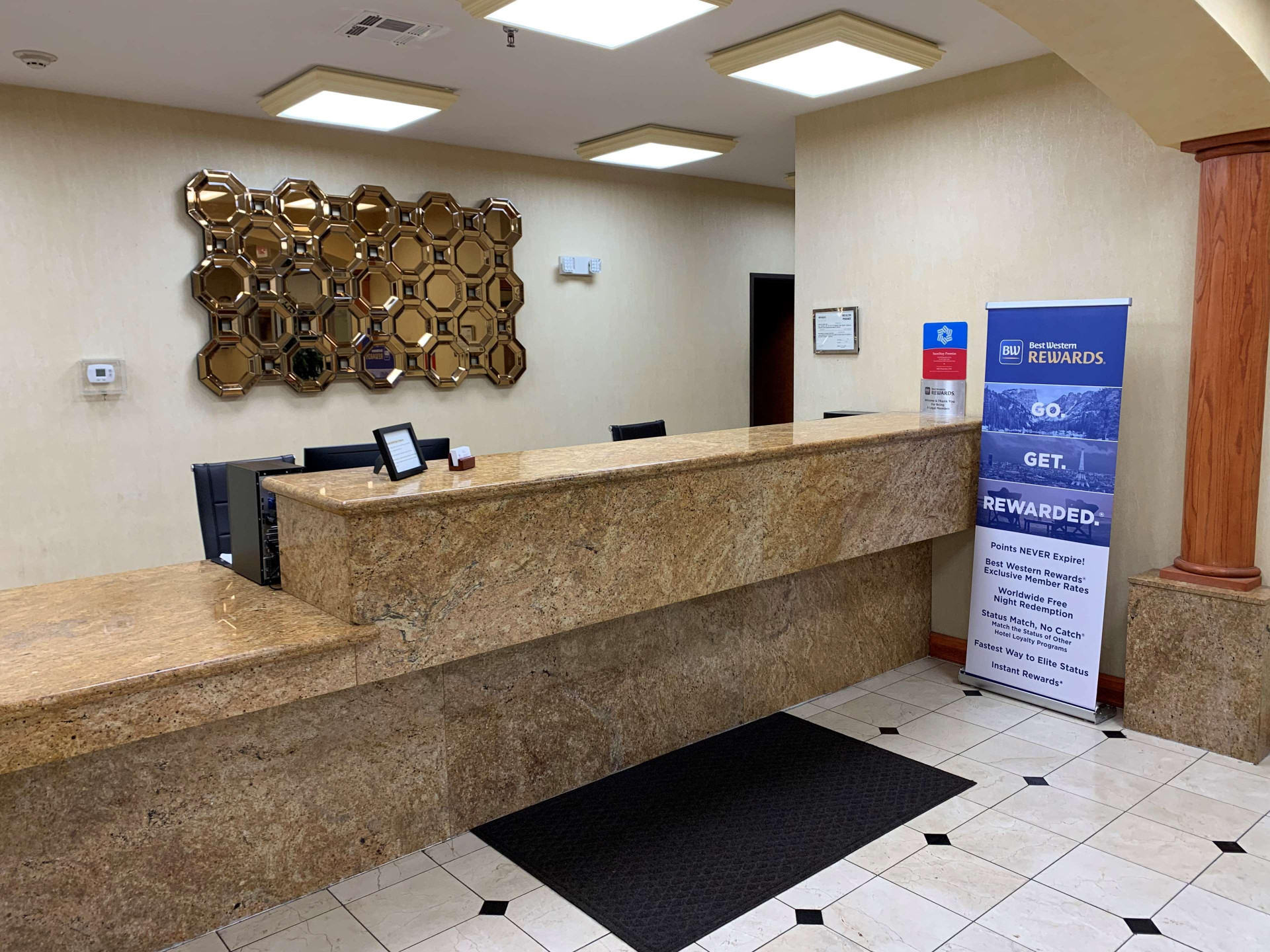 Vista Lobby SureStay Plus Hotel by Best Western Mesquite