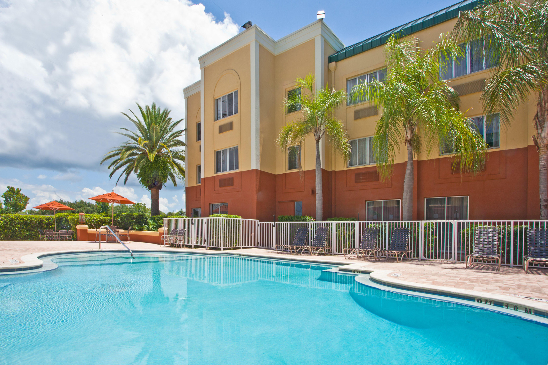 Vista Piscina Holiday Inn Express Clearwater-Gateway Area 