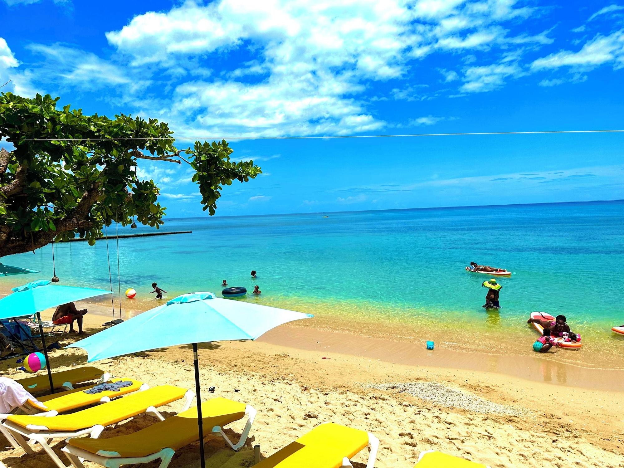Vista Exterior Sand And Tan Beach Hotel