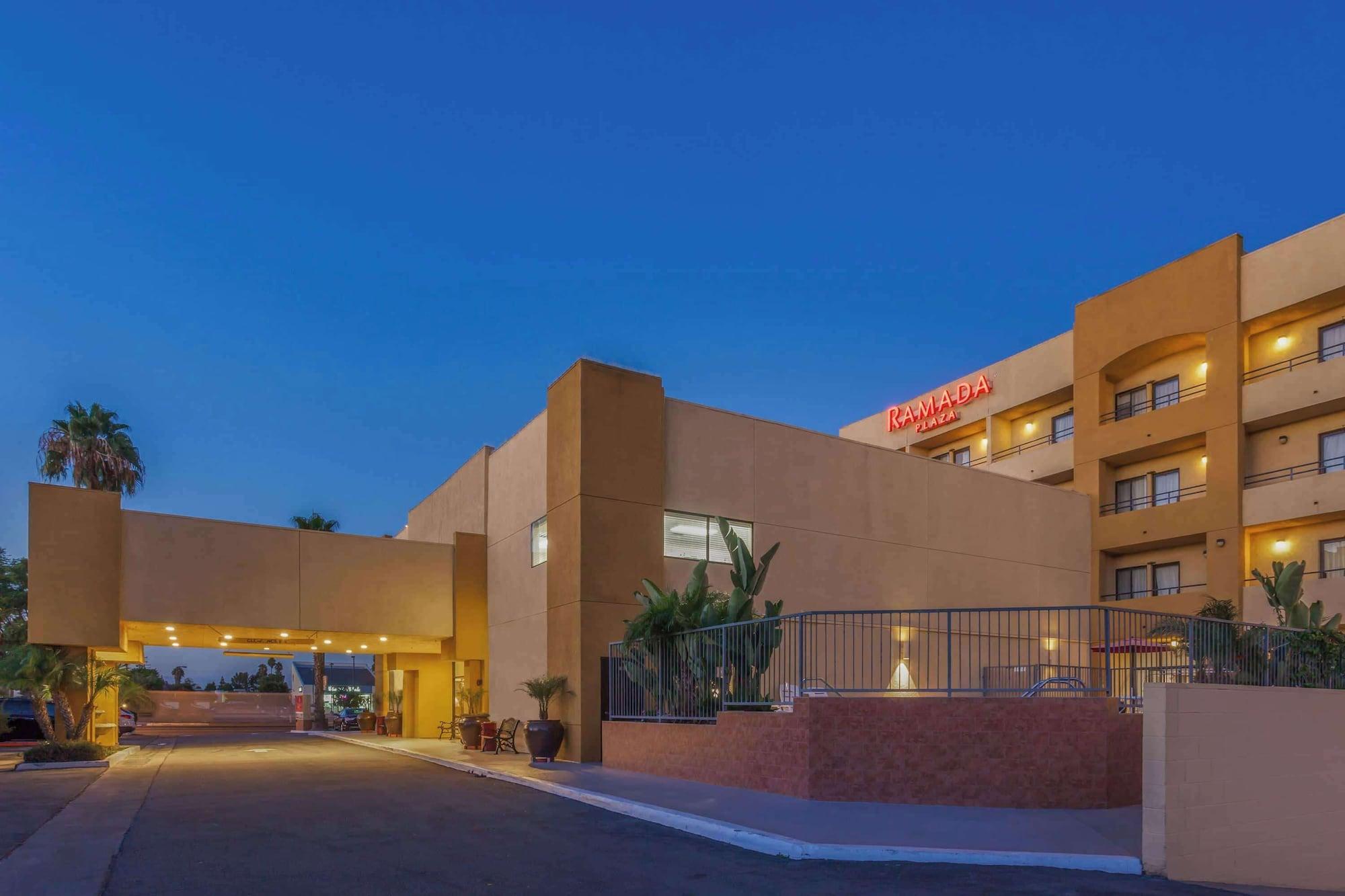 Varios Ramada Plaza by Wyndham Garden Grove/Anaheim South