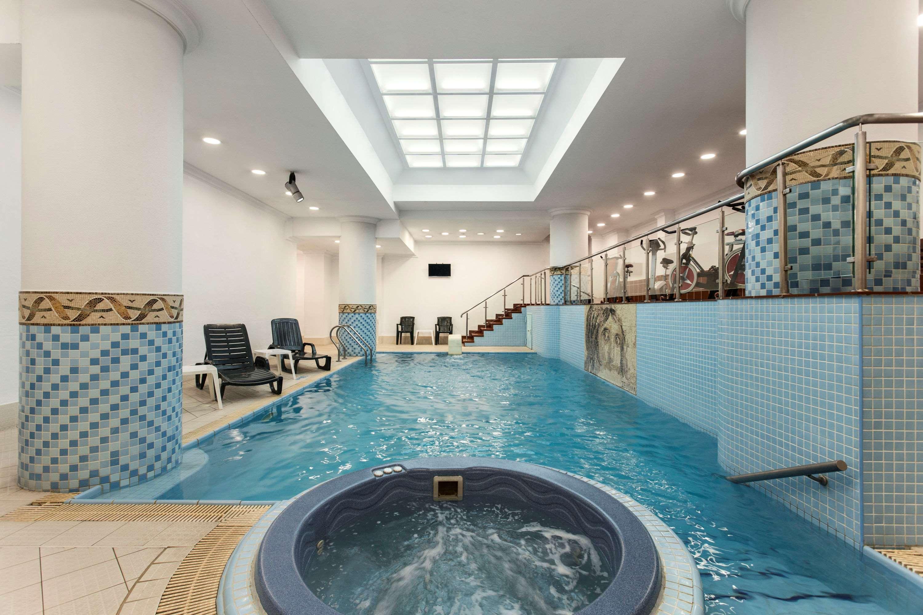 Vista Piscina Ramada Bucharest Majestic Hotel